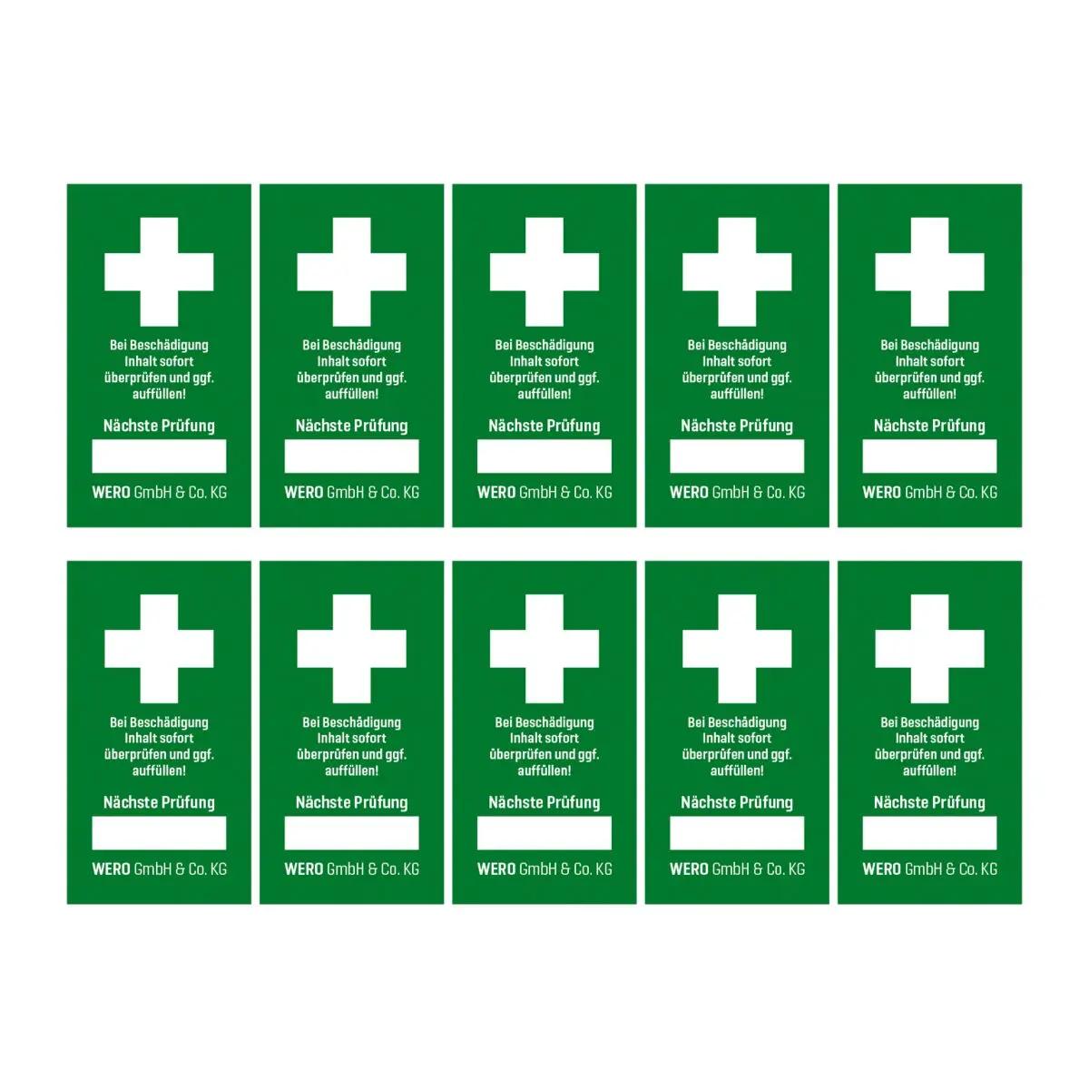Zehn identische grüne Prüfplaketten Prüfplakette: Prüfsiegel für Erste-Hilfe-Einrichtung mit weißem Kreuz und deutschem Text in einer symmetrischen 2x5 Anordnung.