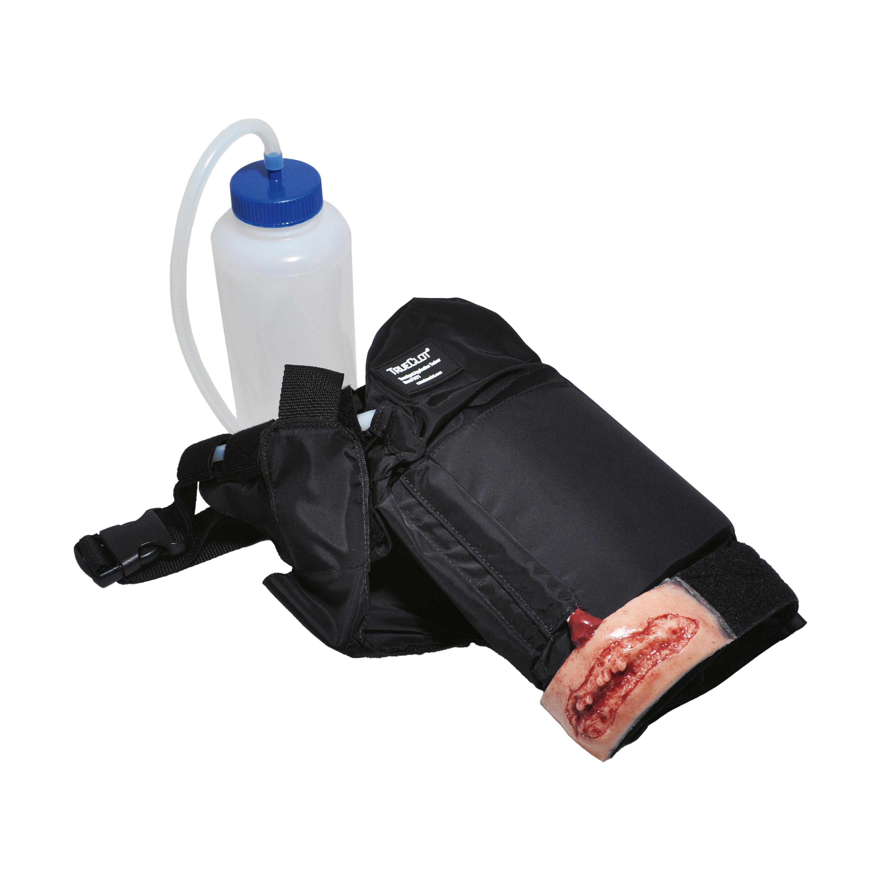 Schwarzes Erste-Hilfe-Set mit Schlauch, weißer Flasche mit blauem Deckel und blutbeflecktem Verband mit rotem Punkt an der Vorderseite.