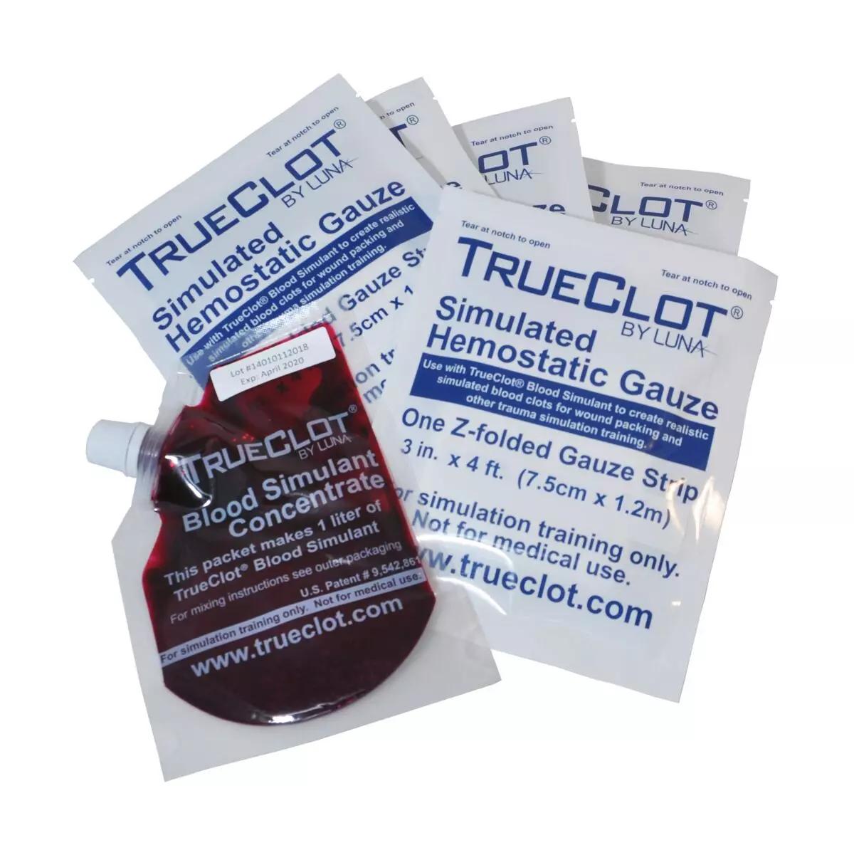 Mehrere TrueClot® Wound Packing Task Trainer für Schnittwunden Blisterpacks mit blauer Aufschrift, einer geöffnet und zeigt rotes Blutkonzentrat.