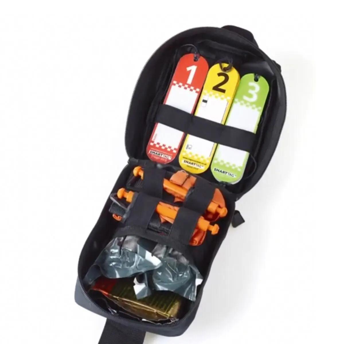 Drei farbige, nummerierte SmartTriage™ First Response - Anhängekarten mit Checker-Muster liegen geordnet in einer offenen Sanitätstasche mit Erste-Hilfe-Material.