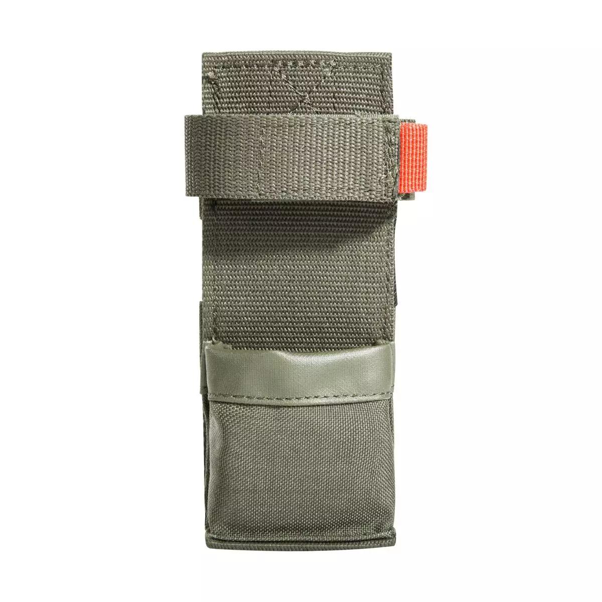 Dunkelgrünes TT Tourniquet Pouch IRR aus strukturiertem Nylon, zwei Fächer, oberes mit schwarzem Riemen, unteres mit grüner Gummiverstärkung.