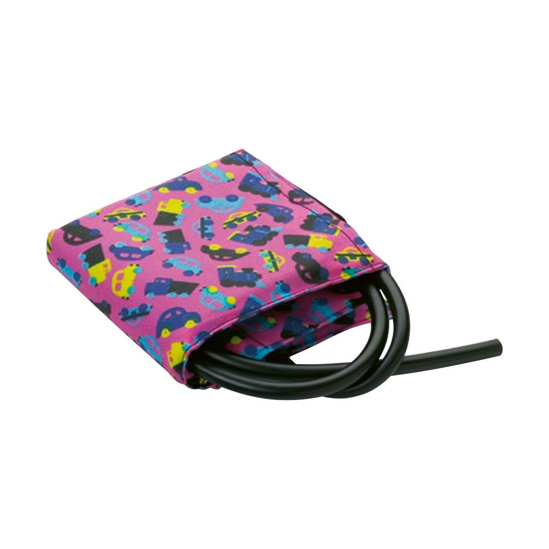 Blutdruckmanschette für Blutdruckmessgerät mit pinkfarbener Manschette und buntem Auto-Muster, gefaltet und mit schwarzen Schläuchen.