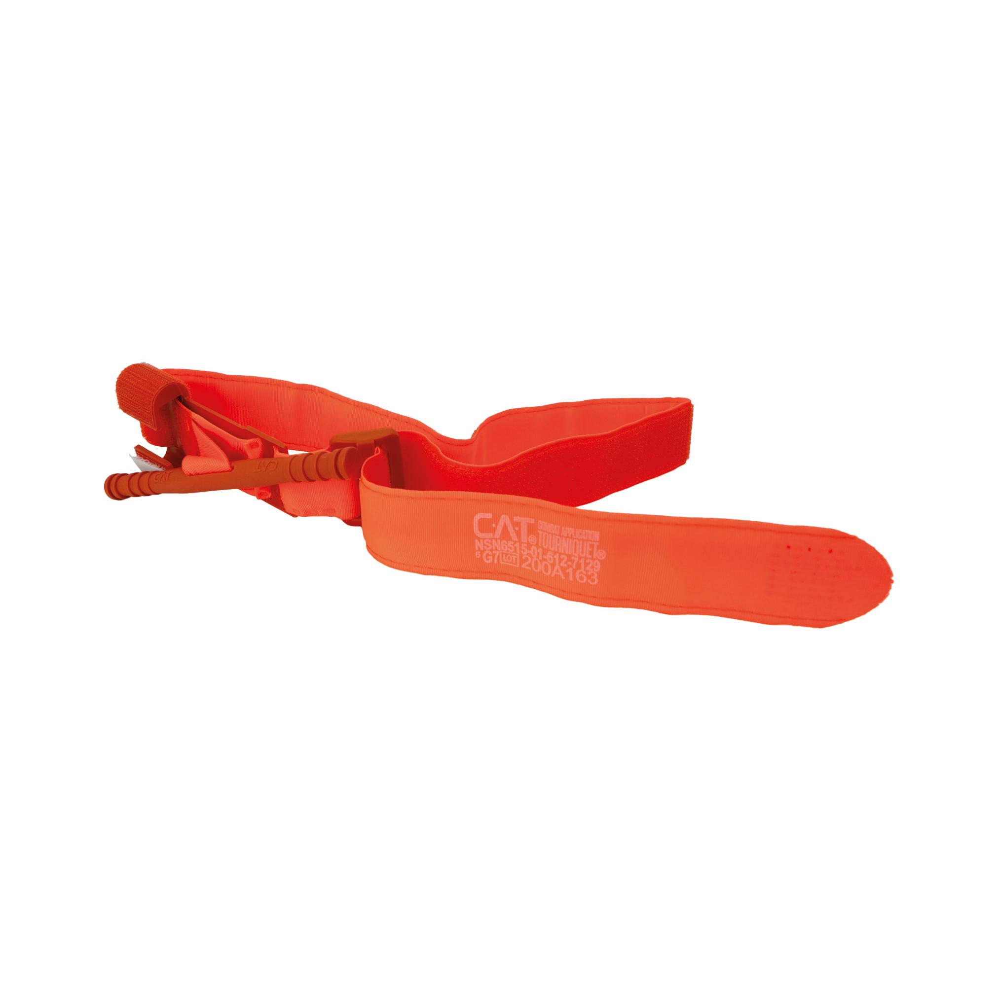 Das Combat Application Tourniquet® (CAT®), das ORIGINAL - Orange, ist ein flexibles Notfall-Abbindesystem mit verstellbarem Gurt und zwei roten Griffen zur schnellen Blutstillung.
