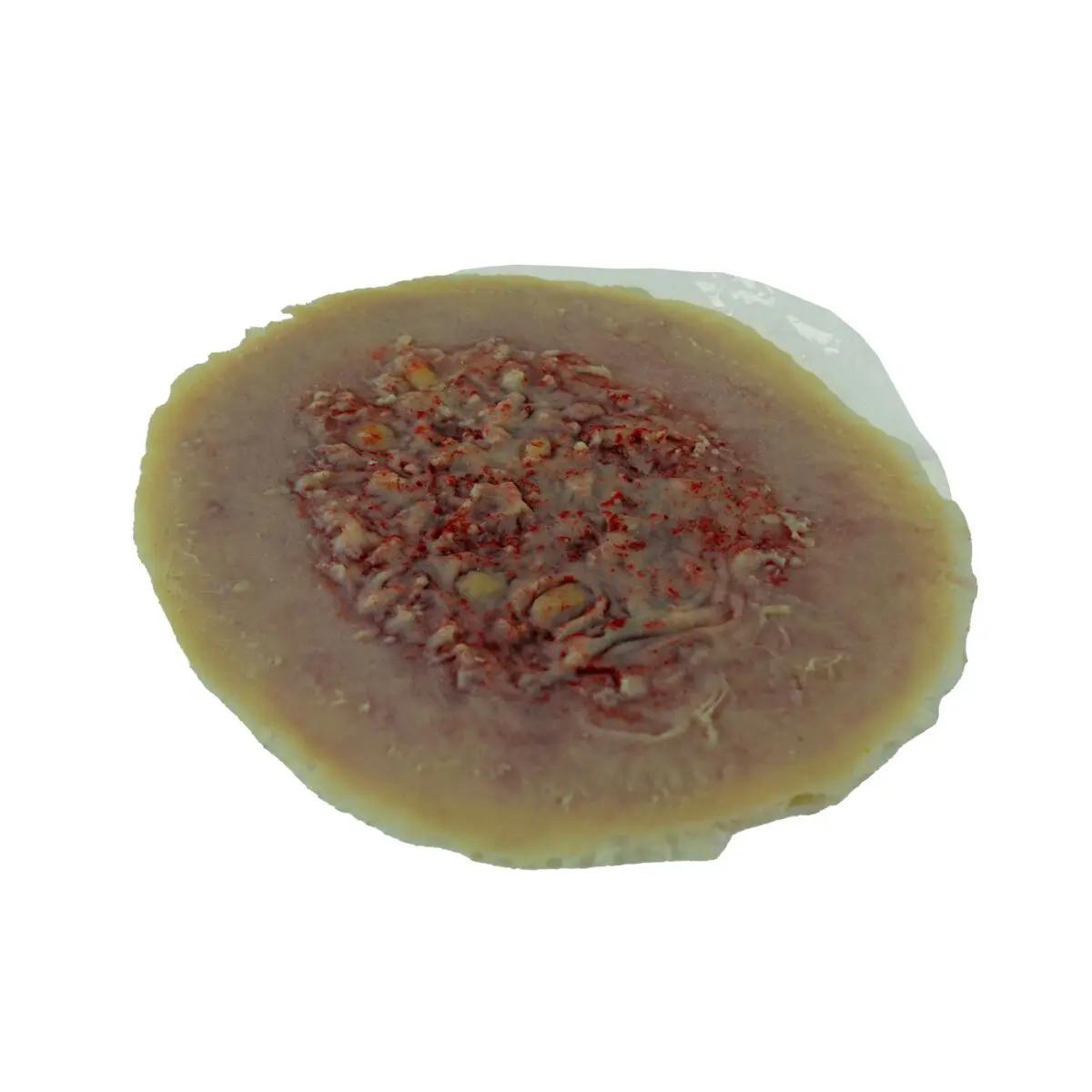 Ein unregelmäßig geformtes, beigefarbenes Techline Small Wound Kit Pflaster mit kleinem Einschnitt zeigt eine künstliche Wunde mit rosa-rotem Effekt.