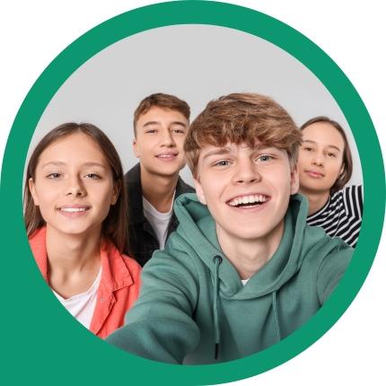 Vier lachende Personen, zwei Männer und zwei Frauen, in einem Kreis angeordnet.