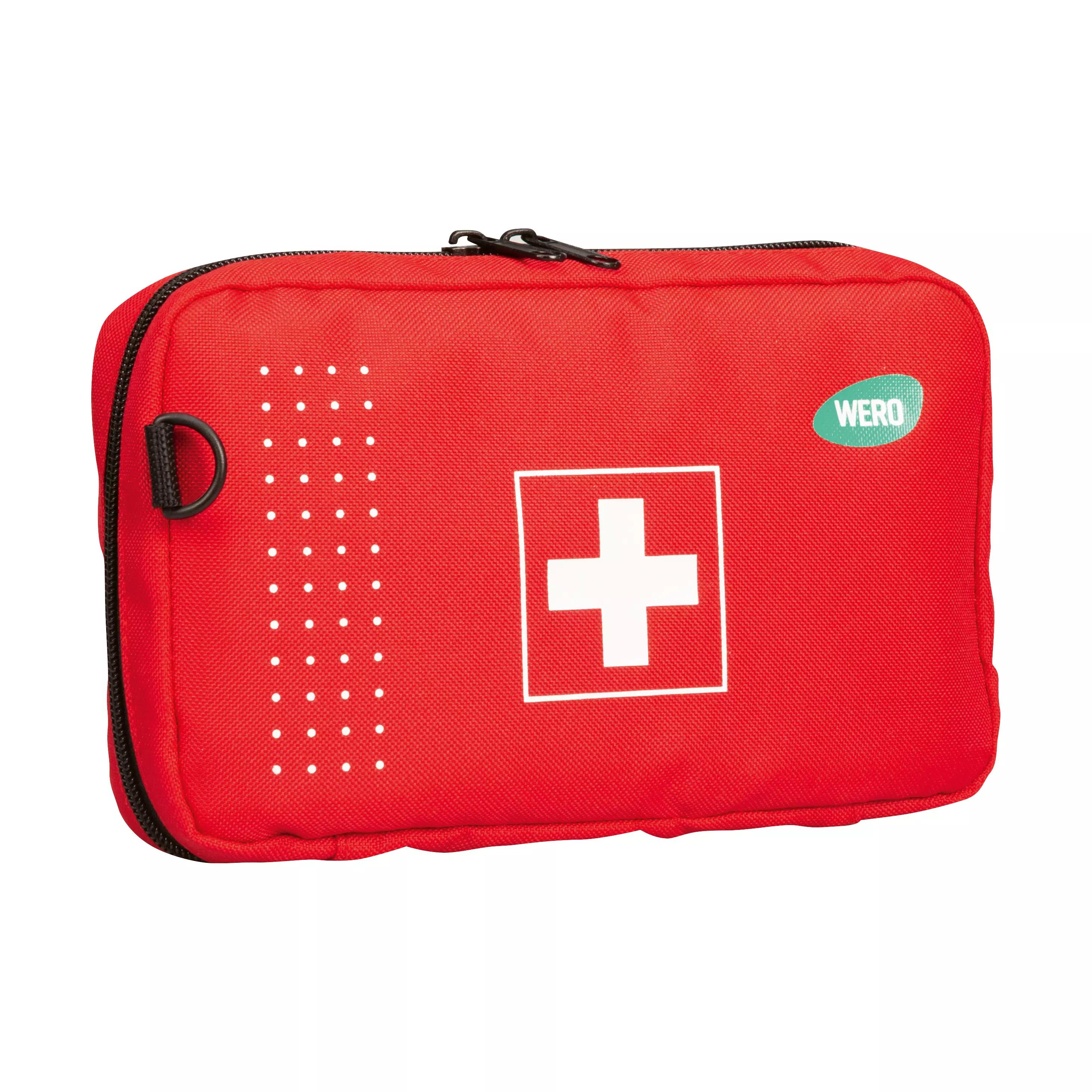 Rote Erste Hilfe Tasche WERO On-Tour, leer, steht aufrecht, mit weißem Kreuz, grünem WERO-Logo, schwarzem Zipper und praktischem seitlichen Tragegriff.