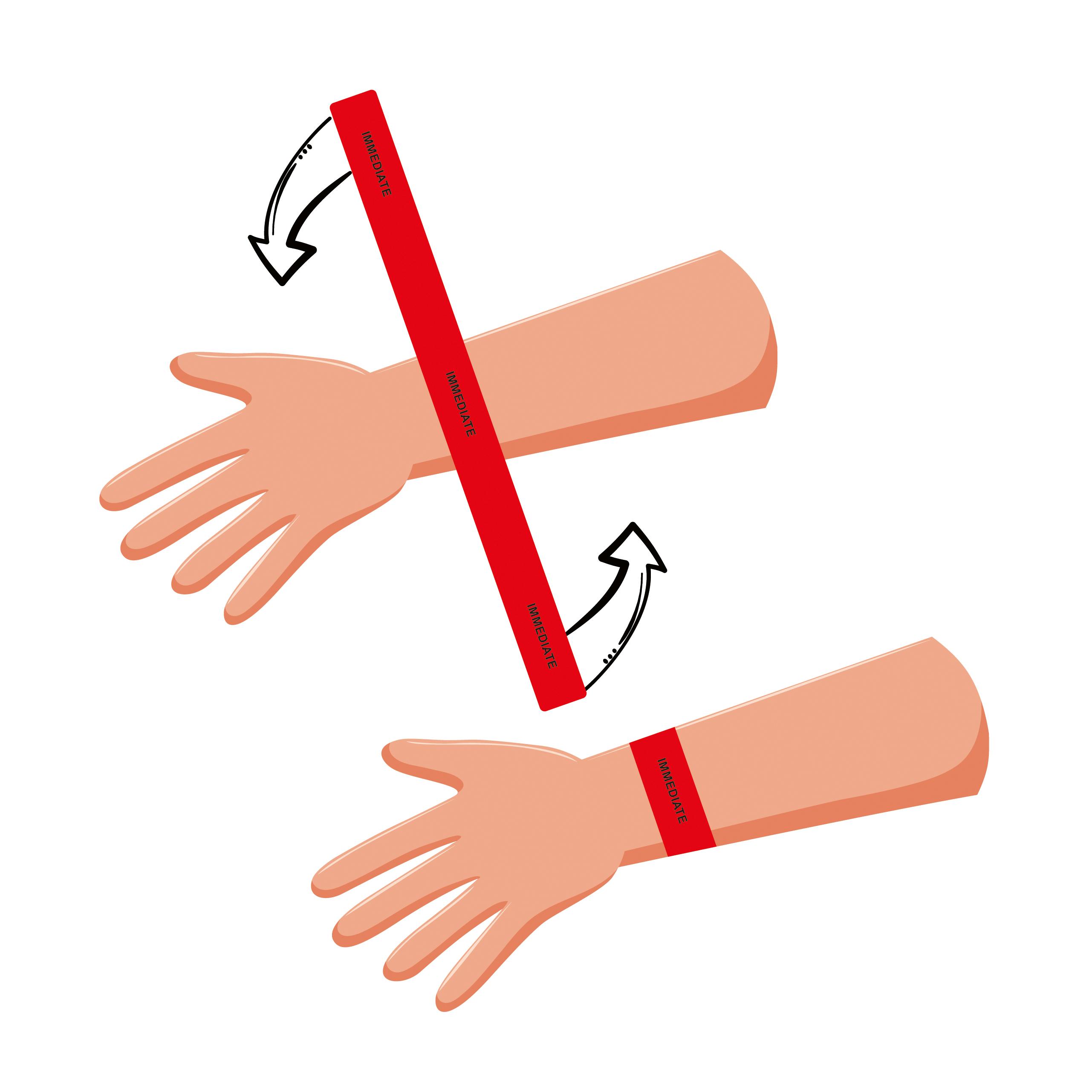 Zwei Hände tragen rote LESS® Triagemappe Sichtungsbänder mit schwarzem „IMMEDIATE“-Aufdruck und zeigen, wie die Bänder durch Drehen individuell angepasst werden.