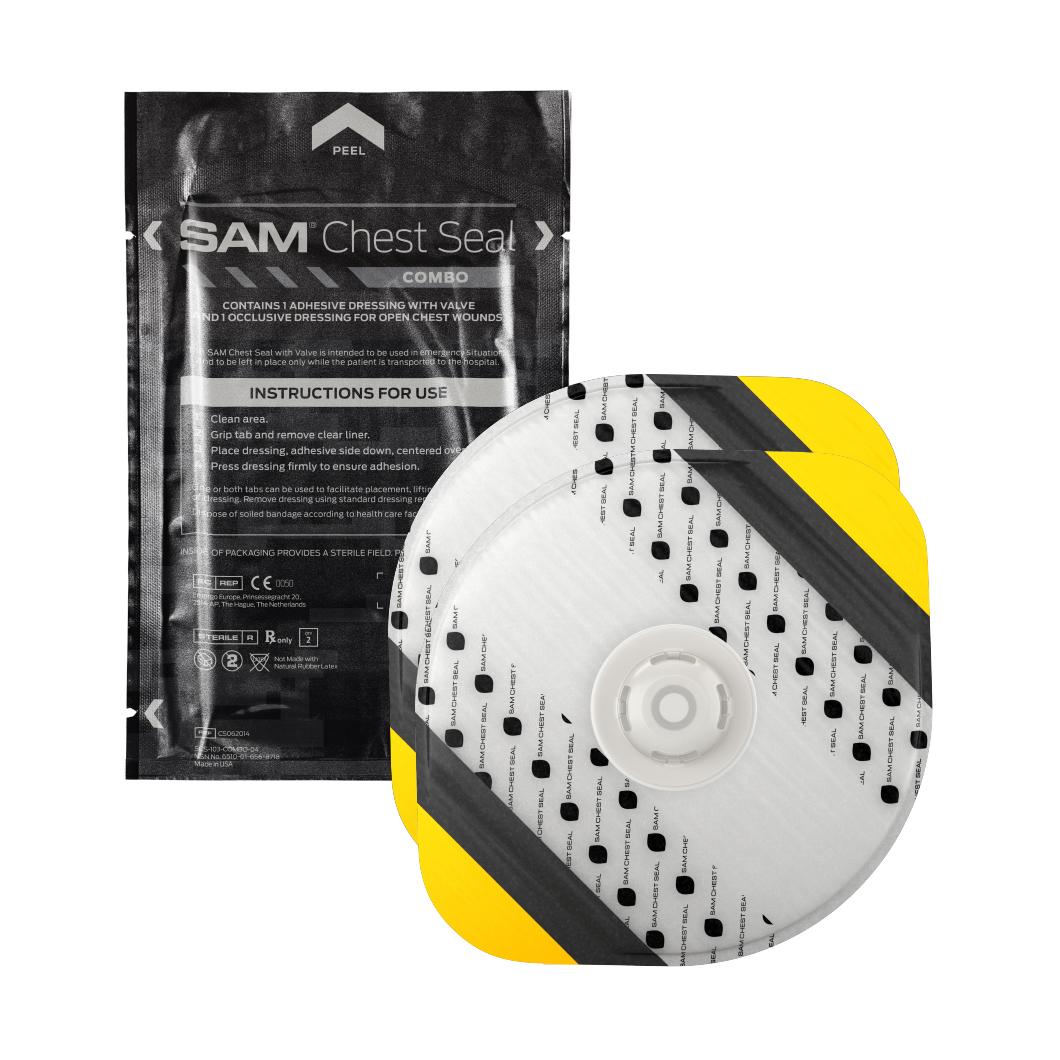 SAM® Chest Seal - Kombination Verpackung mit transparenter Klebeauflage, gelb-schwarzem Streifen und Aufschrift für offene Brustverletzungen.