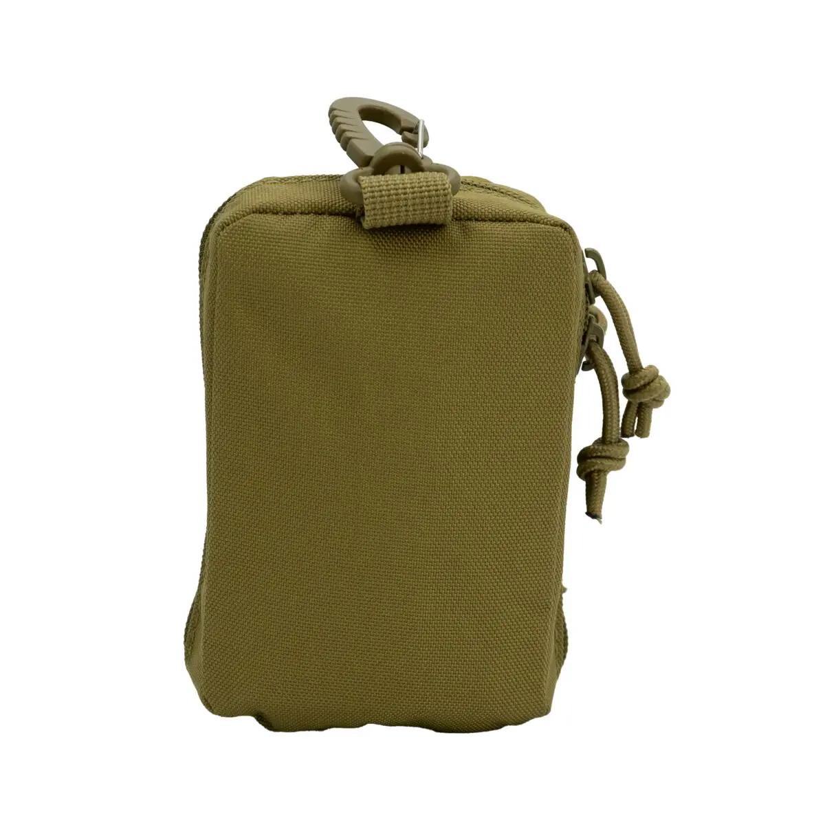 Khakifarbener WERO MED-X® Mini Notfallrucksack im Schlüsseltaschenformat mit doppeltem Reißverschluss, Frontfach und seitlicher Schlaufe mit Karabiner.