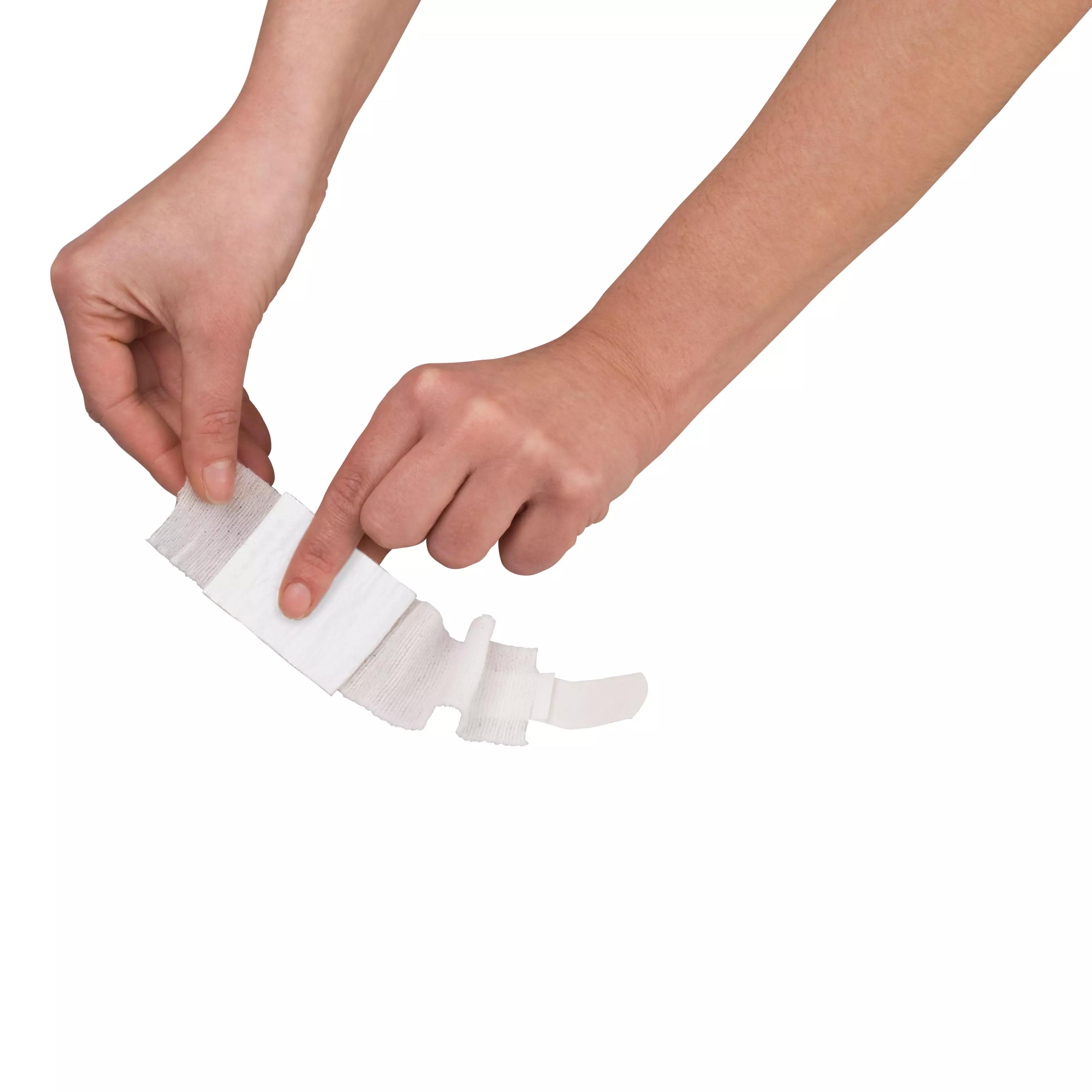Ein Paar Hände hält einen Werofix® Schnellverband, steril – 1 Stk, ein flexibler, saugstarker Verband mit großflächiger Wundauflage und weißem Klebestreifen.