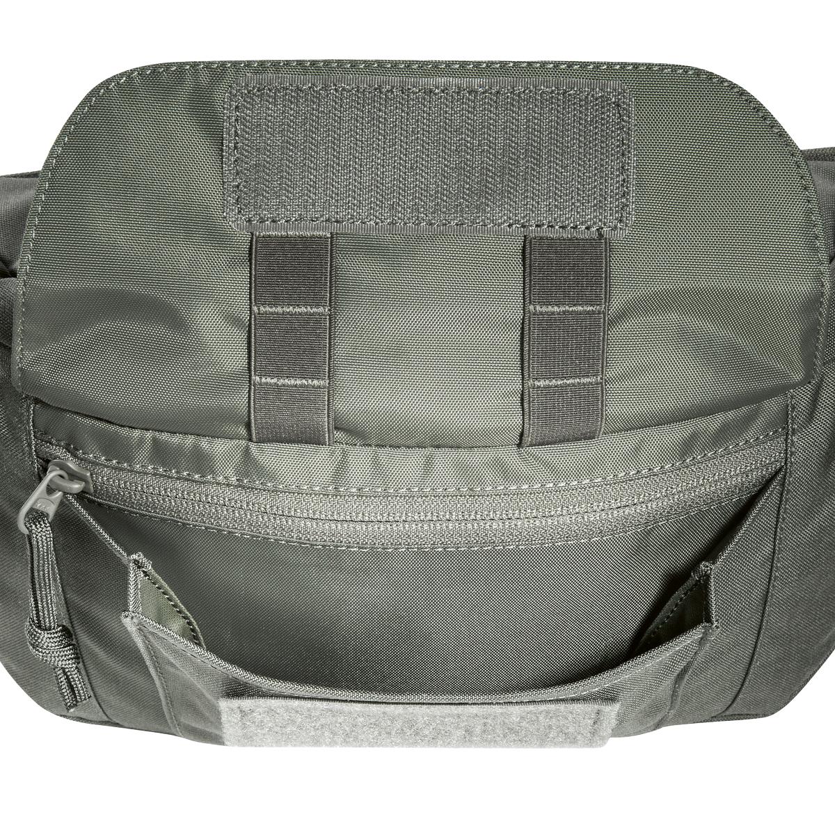 TT Modular Hip Bag 2 IRR Hüfttasche aus strukturiertem Material mit verstellbaren Gurten, vorderer Zipper-Tasche und rechteckigem Patch auf der Front.