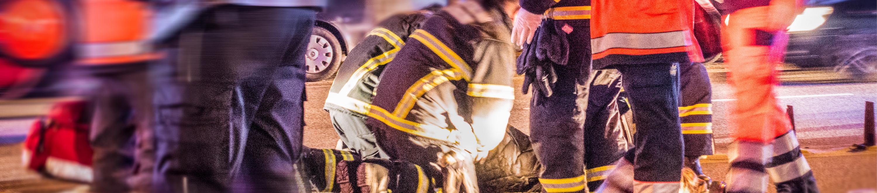 Ein unübersichtliches Unfall-Szenario mit verletzten und mehreren Einsatzkräften.