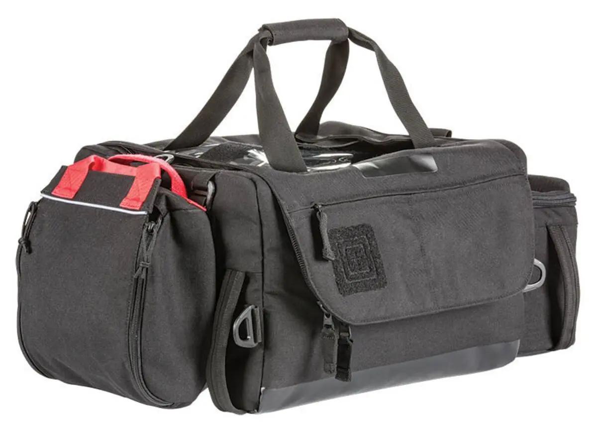 Schwarze 5.11 ALS/BLS Duffel, Medic Tasche mit mehreren Fächern, rotem Tragegurt, Hauptfach mit Klappverschluss und seitlichem Reißverschlussfach.