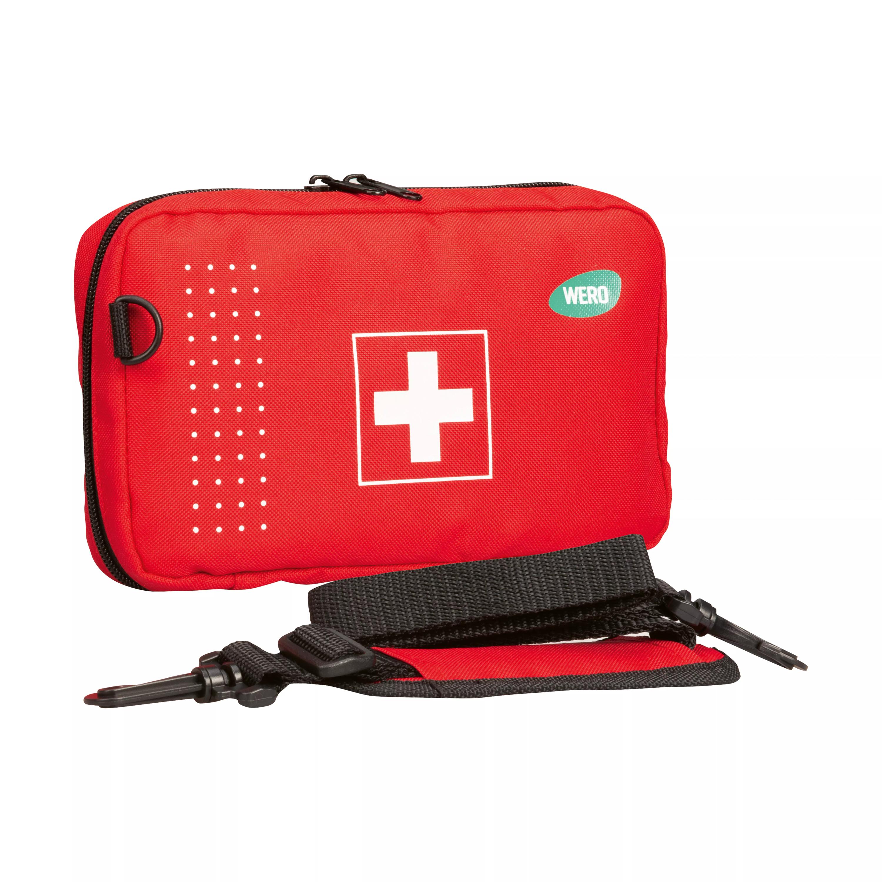 Leuchtend rote Erste Hilfe Tasche WERO On-Tour, leer, mit weißem Kreuz, schwarzem Griff, Reißverschluss und Gurten, stehend vor weißem Hintergrund.