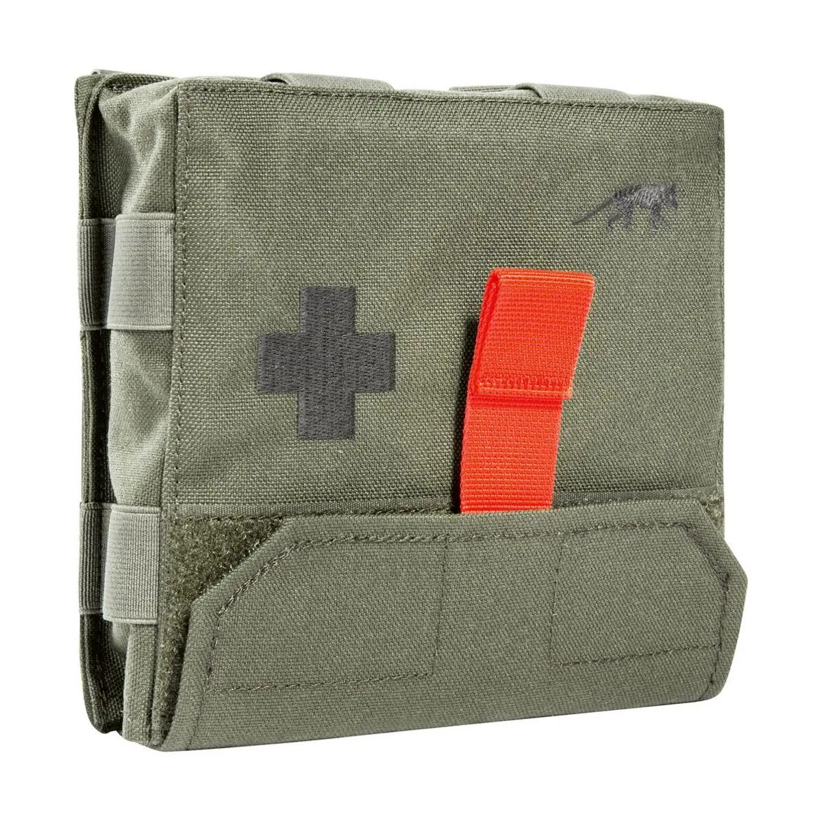 TT IFAK Pouch S MKII - Oliv aus robustem, olivgrünem Tarnstoff mit schwarzem Kreuzsymbol, orangefarbener Trageschlaufe und Schnellzugriff-Vorrichtung.