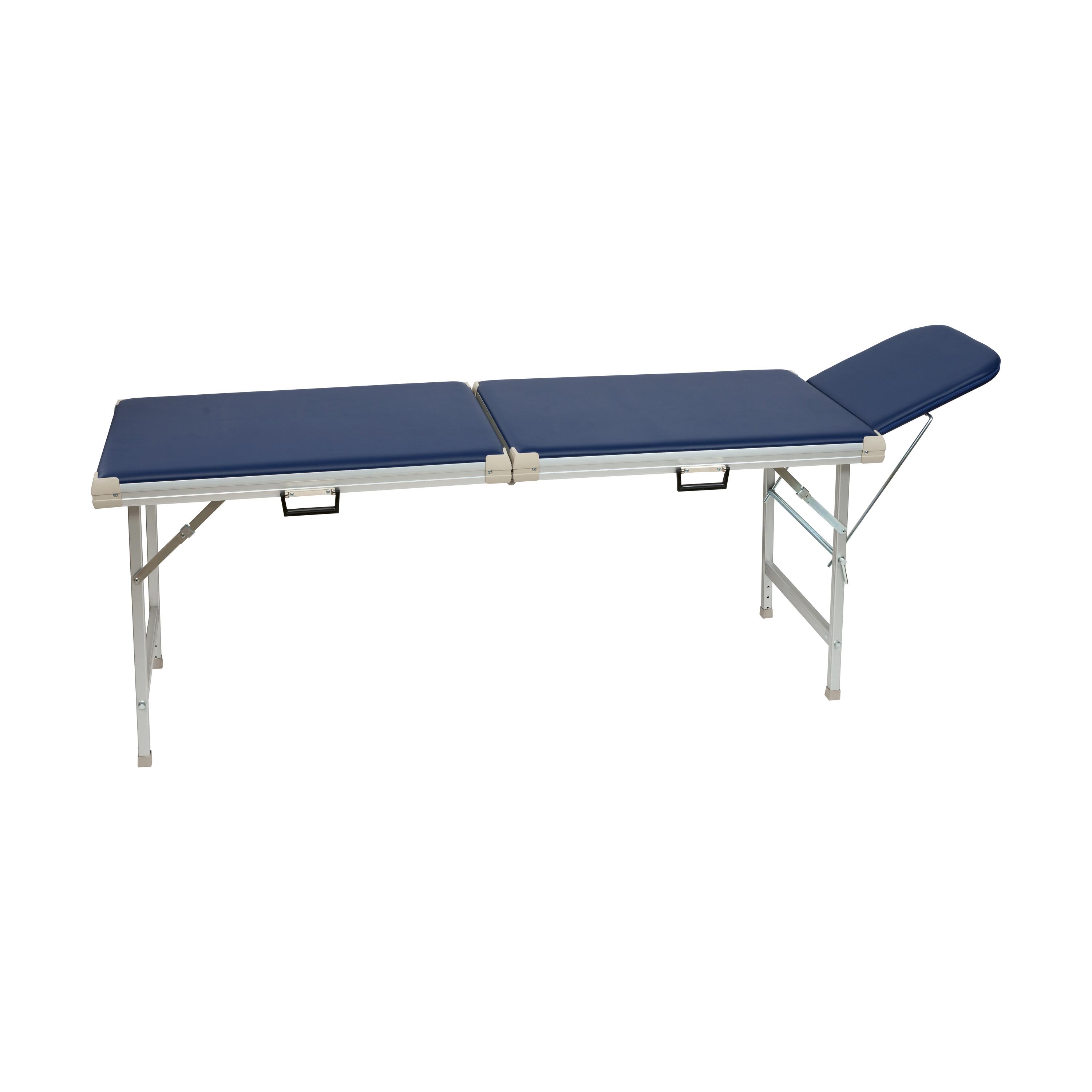 Eine dunkelblaue Untersuchungsliege (Koffermodell) mit weißem Metallgestell, kompakt zusammengeklappt und für mobilen sowie stationären Einsatz konzipiert.
