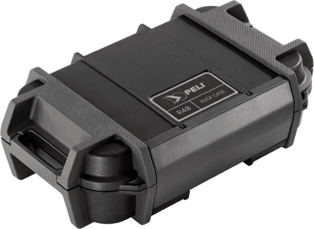 Robustes Peli™ R40 Ruck Case aus schwarzem Kunststoff mit seitlichen Griffen, durchsichtigem Sichtfenster und weißer Modellbeschriftung auf der Front.