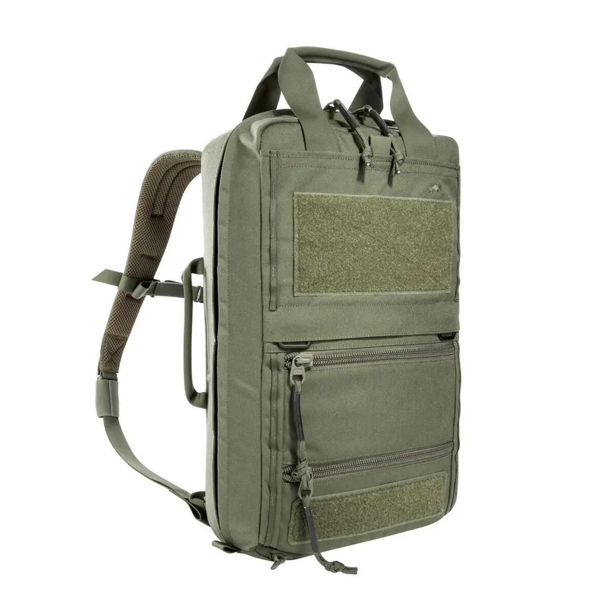 Grüner TT Survival Pack mit zwei Hauptfächern, Wasser abweisendem Material, verstärkten Ecken und mehreren seitlichen Reißverschlusstaschen.