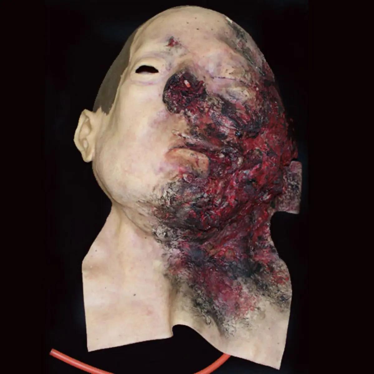 Techline Moulage Explosionsgesicht mit hartem Knochen zeigt eine verletzte, blutige Vollgesichtsmaske mit Verbrennungen dritten Grades und Schwellungen.