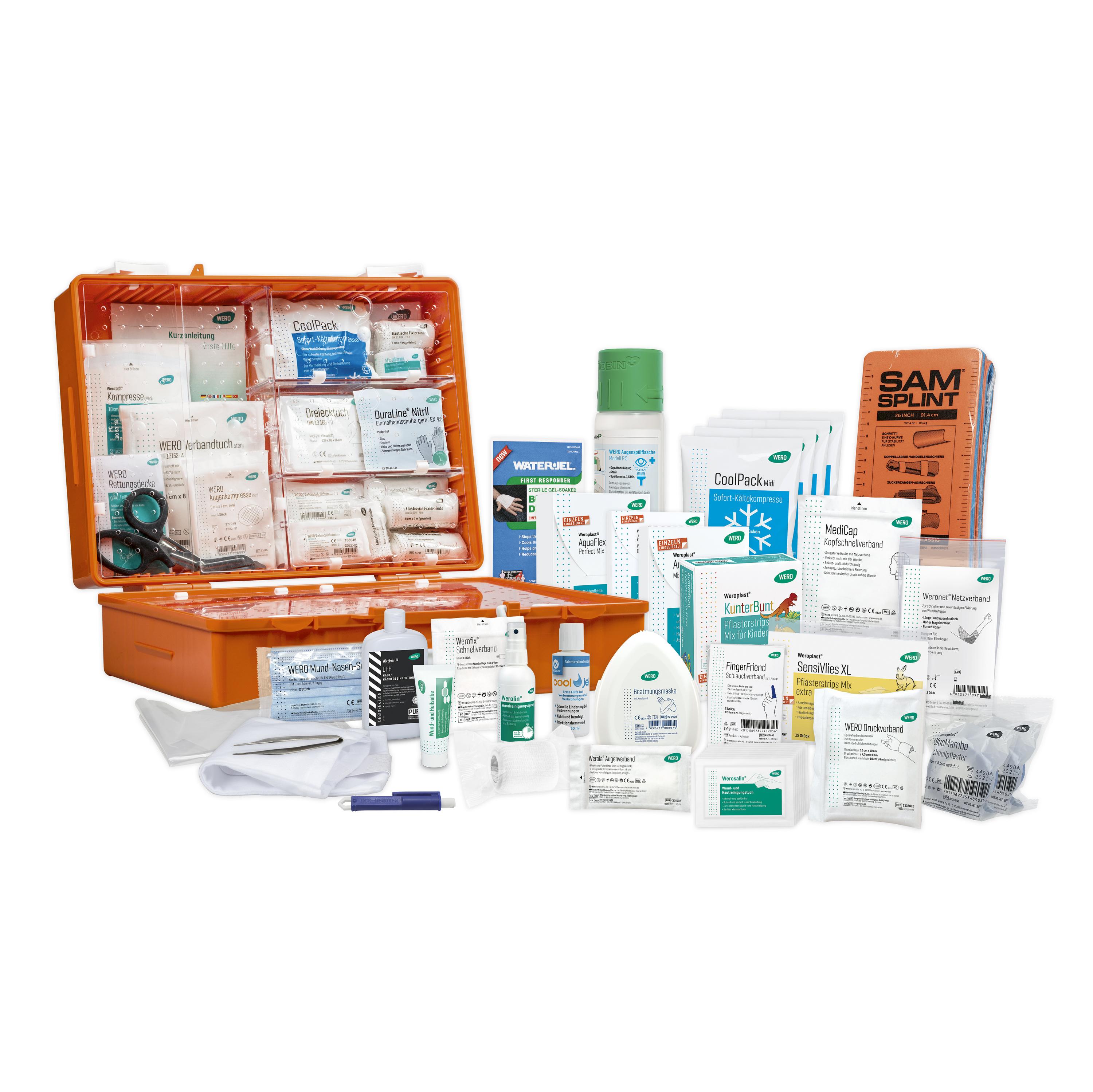 Geöffneter Erste-Hilfe-Kasten mit Fächern, gefüllt mit Verbandsmaterial, Pflastern, Schere, Desinfektionsmitteln und medizinischen Utensilien.