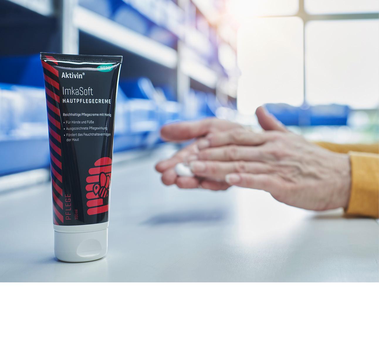 Person beim Einmassieren einer WERO Hautpflegecreme auf den Händen