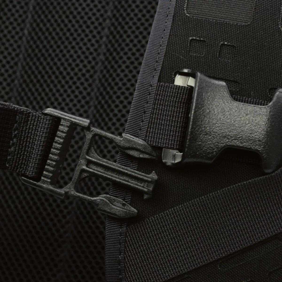 Ein schwarzer Schultergurt eines PARAMEDYK® Notfallrucksacks mit ITW NEXUS Schnalle, Polyamid-Gurt und IRR-beschichtetem CORDURA-Material.