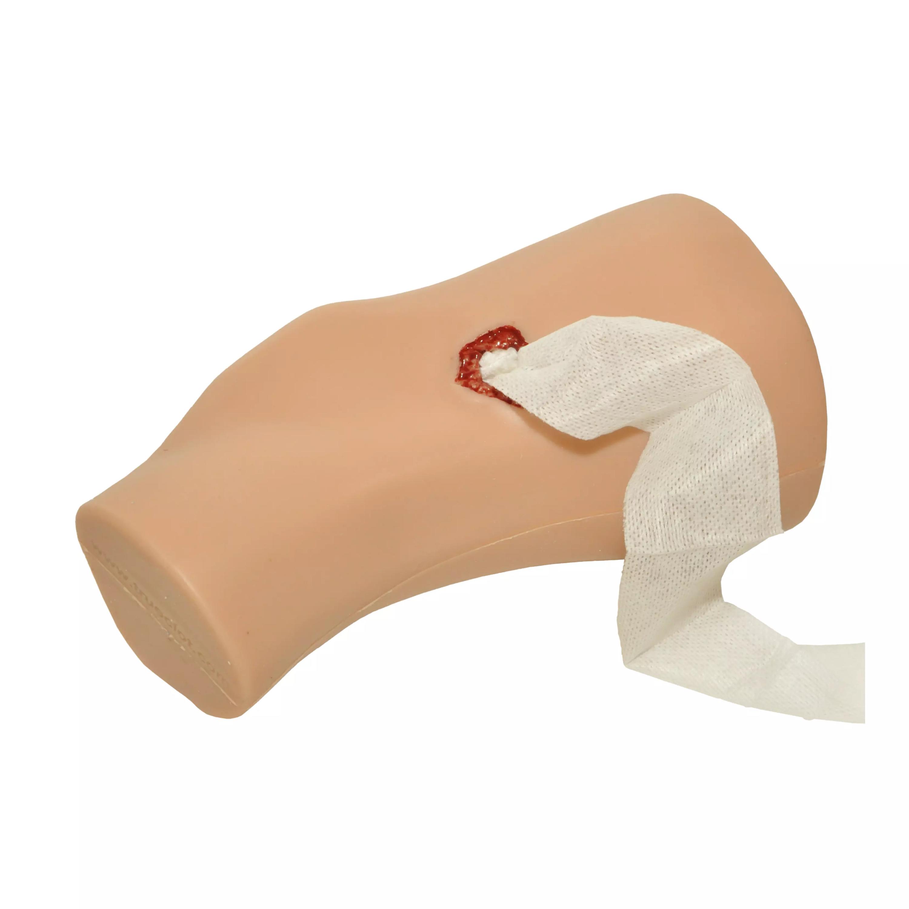 Der TrueClot® PCT3 Trainer zeigt ein beiges, realistisches Beinmodell mit simuliertem Schnitt und weißem Verband um Fuß und Knöchel.