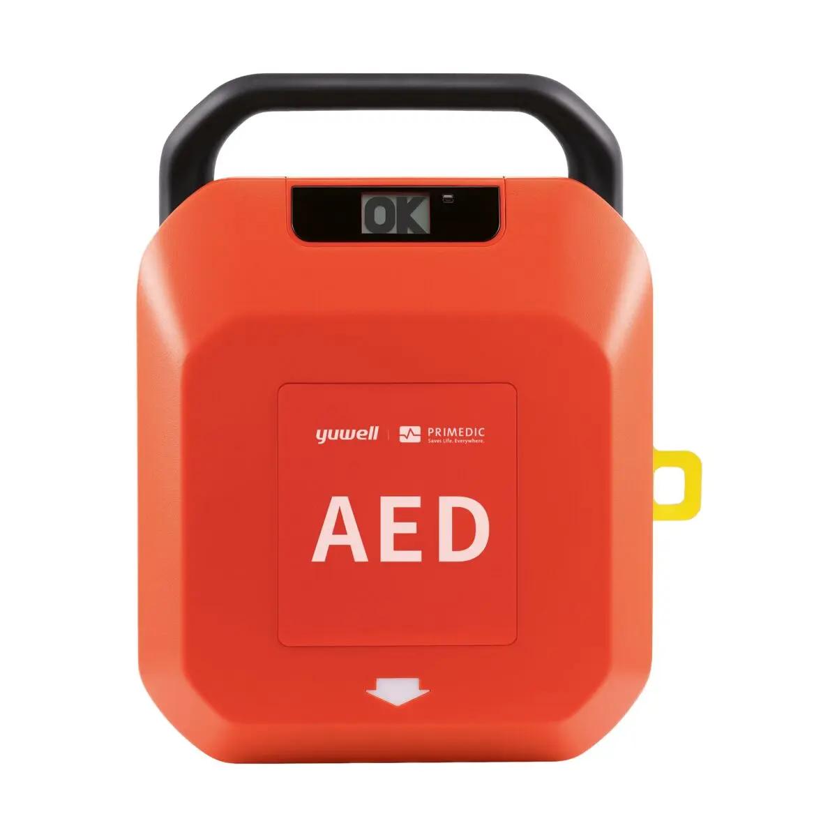Ein Defibrillator-Set HeartSave Y/YA in Rot mit schwarzem Griff, gelbem Verschluss und gut sichtbarer AED-Beschriftung auf der Front.