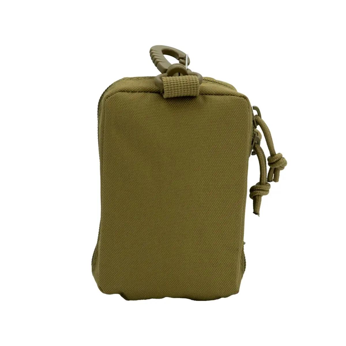 Eine rechteckige, hellgrüne Tasche aus Canvas mit Reißverschluss und Karabinerhaken, ideal für unterwegs.