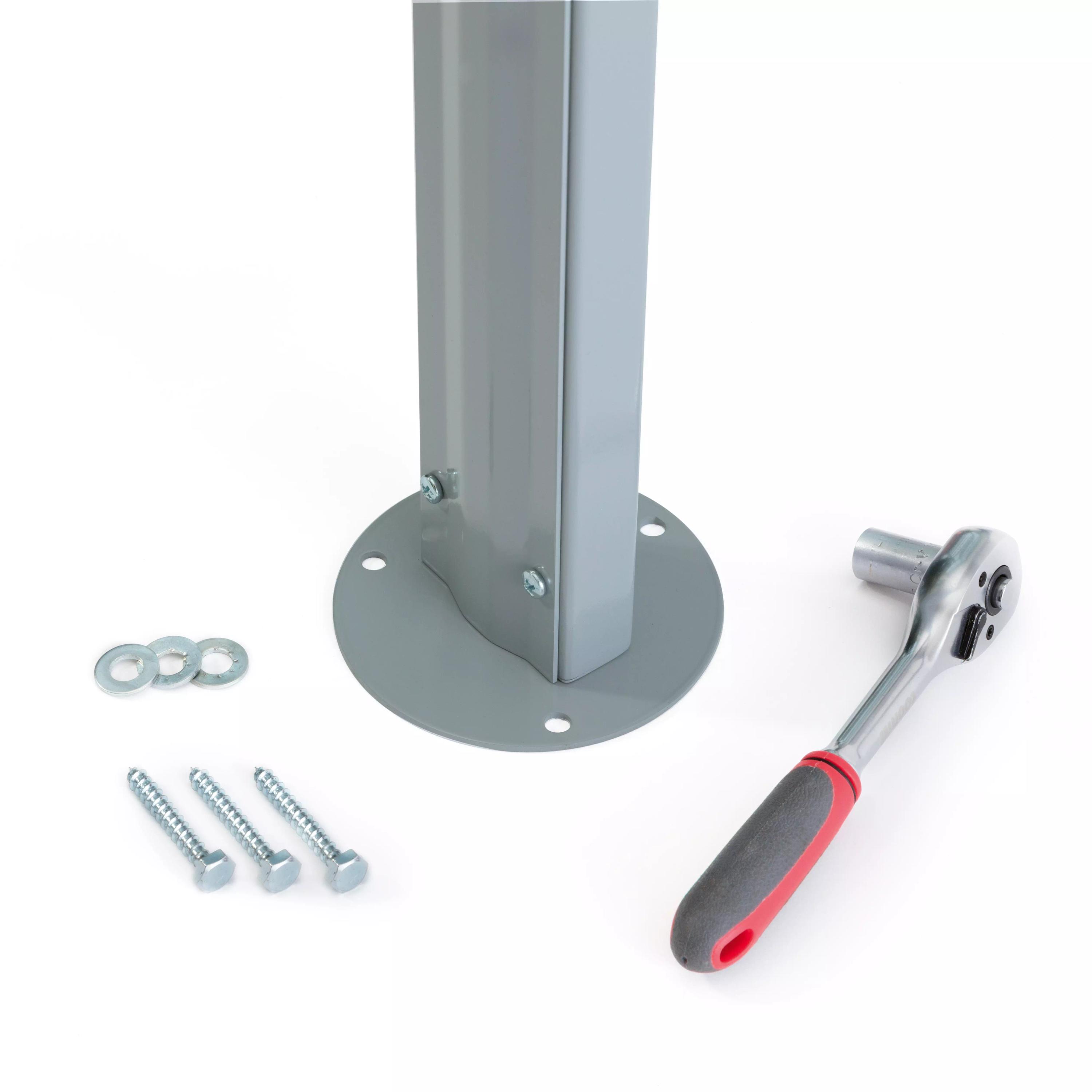 Eine graue Metallstütze des Weroflex® Station - 3-Seiten Komplett-Set steht auf Rundfuß, umgeben von Schrauben, Werkzeug und Metallteilen.