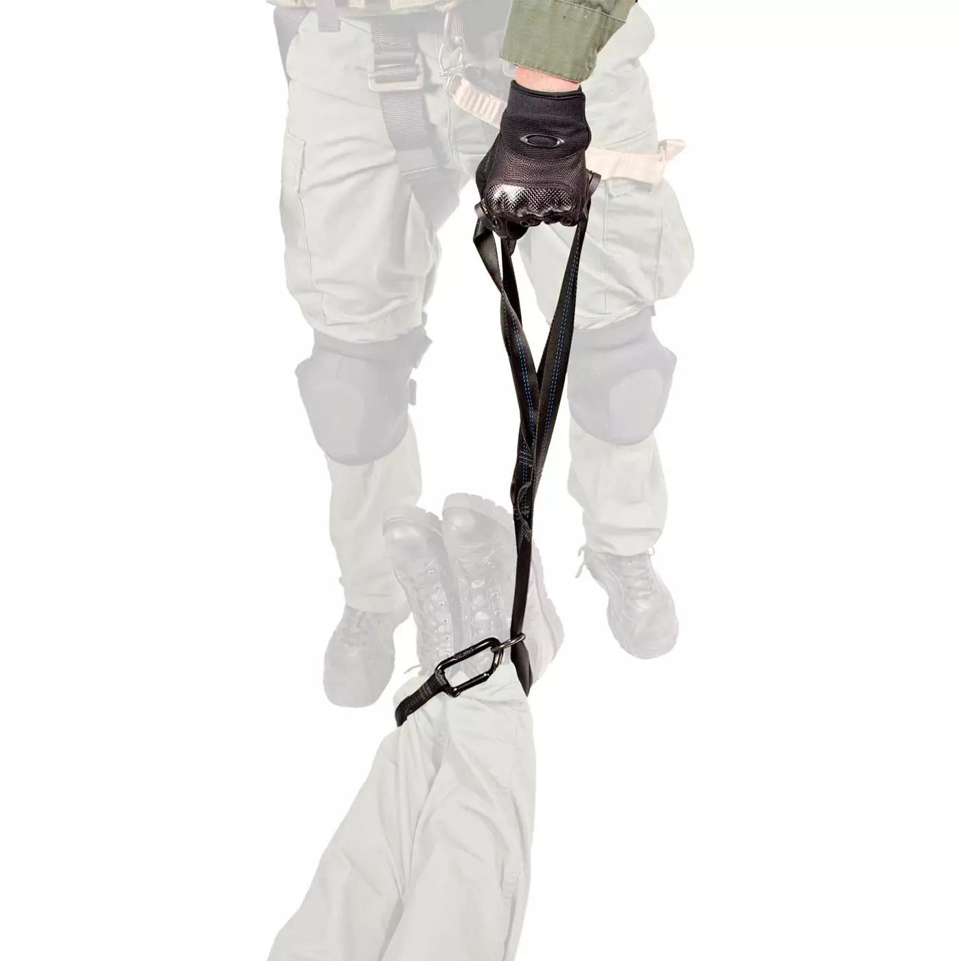 Eine Person verwendet das NAR Dragon Handle System Rettungsgurtsystem, um mit Griff und Gurt einen anderen Menschen schnell und einfach zu evakuieren.