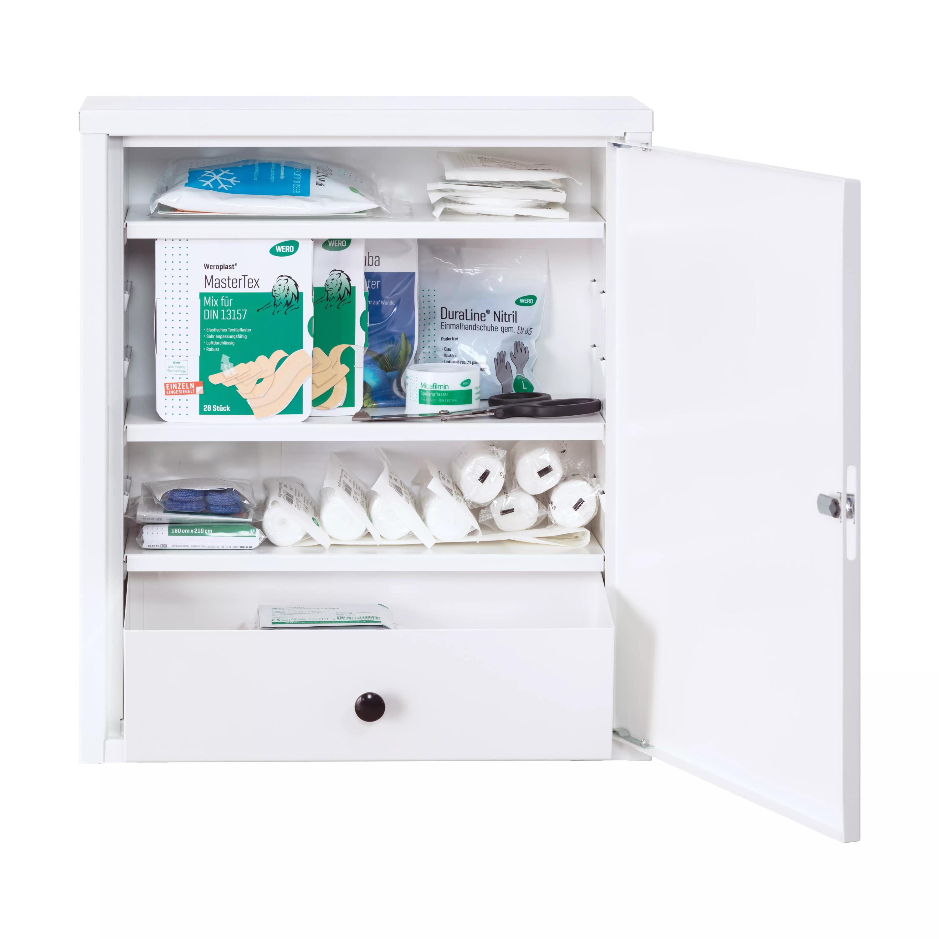 WERO Verbandschrank Midi Xtra 222 mit drei verstellbaren Zwischenböden und Schublade, leer, ist offen und mit diversen Verbandsmaterialien bestückt.