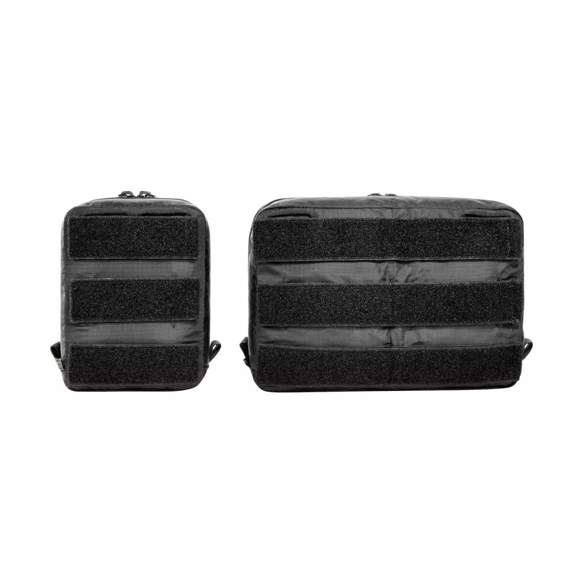 Zwei unterschiedlich große TT Multipurpose Pouch Set VL Taschen aus robustem Material mit Netzdeckel, Klettstreifen und Zipper liegen nebeneinander.