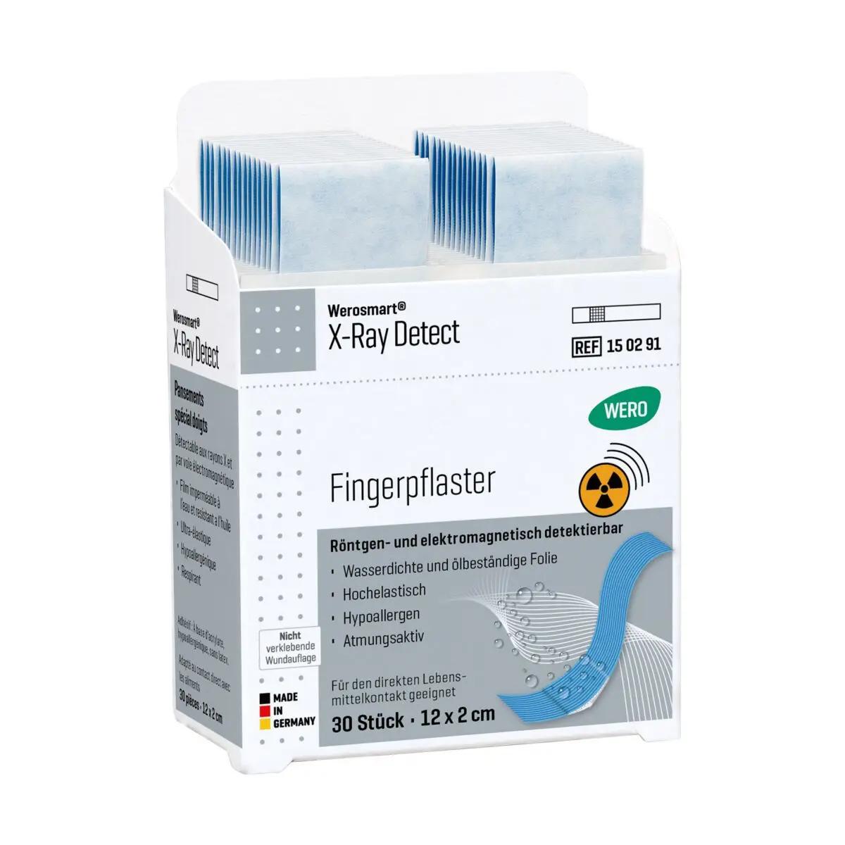 Mehrere weiße Werosmart® X-Ray Detect Fingerpflaster liegen gestapelt vor einer beschrifteten Box mit blauem Streifen und Angaben zur Pflastergröße.