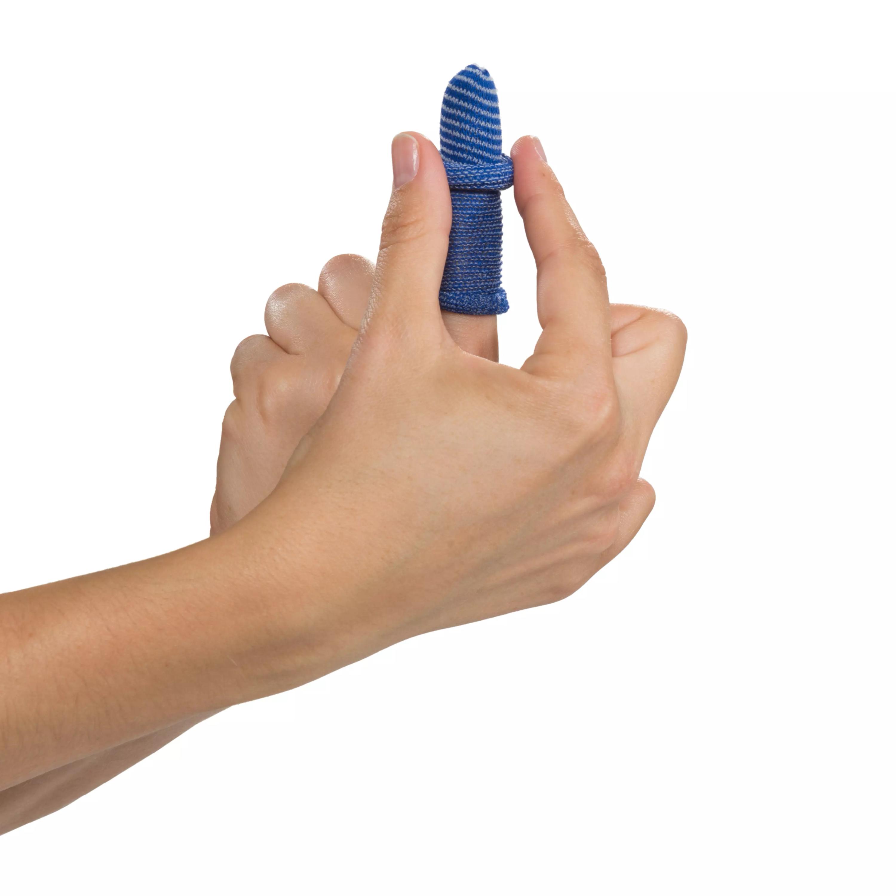 Eine Hand hält einen blauen WERO FingerFriend Schlauchverband, der durch elastische Baumwolle und einfache Anwendung sicher am Finger fixiert ist.
