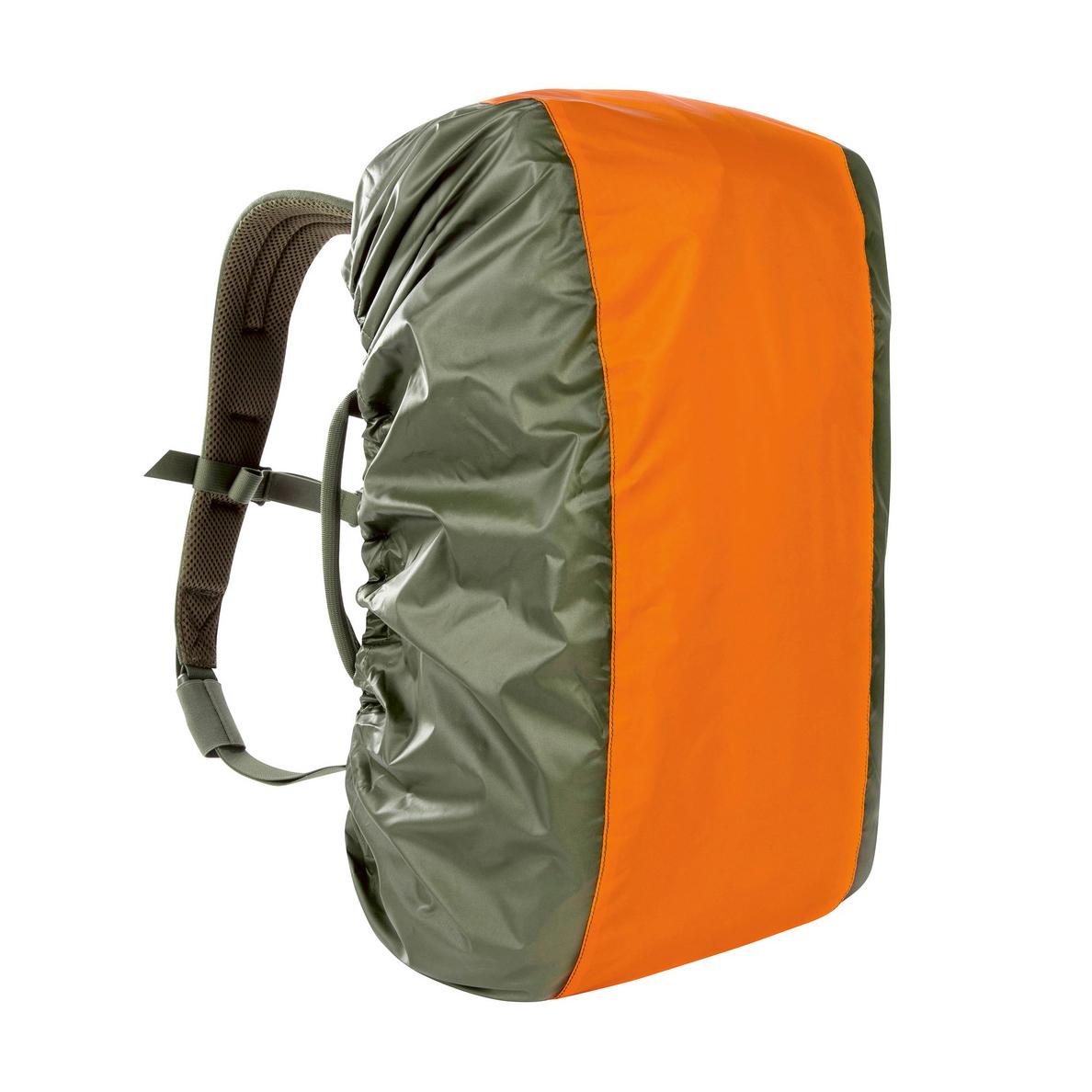 TT Survival Pack Rucksack mit orangefarbenem Hauptfach, olivgrünem Außengewebe, Schultergurt und wasserdichter Abdeckung, stehend fotografiert.