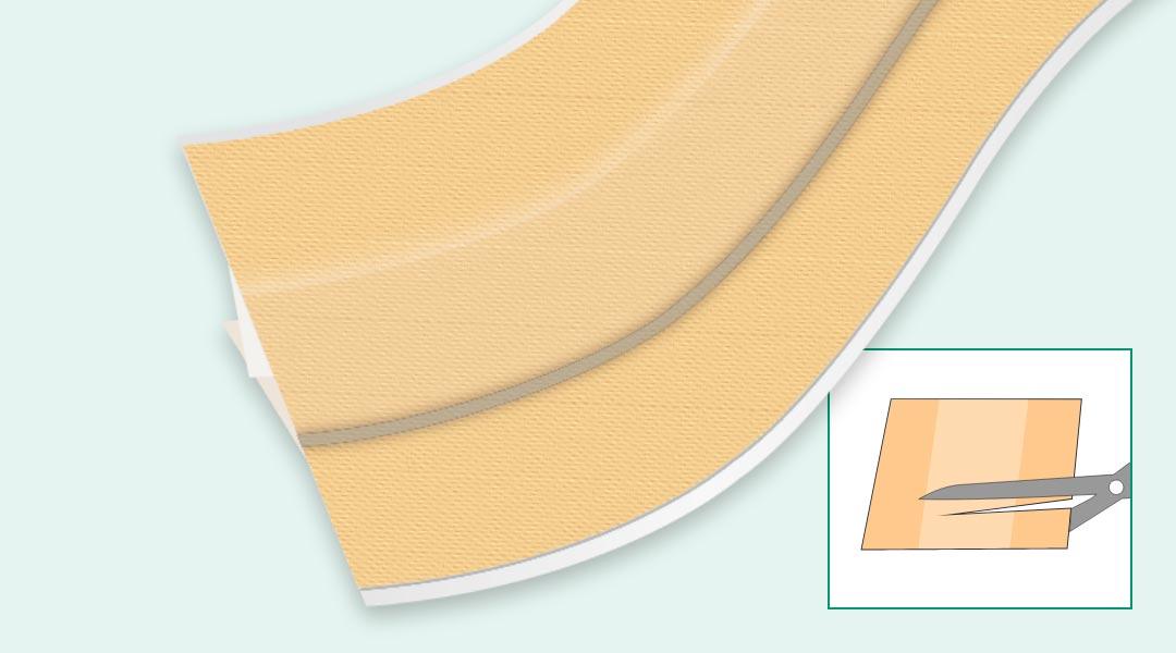 Wundschnellverband mit weißem Pad und beigen Klebestreifen, ausgelegt auf einem weißen Hintergrund