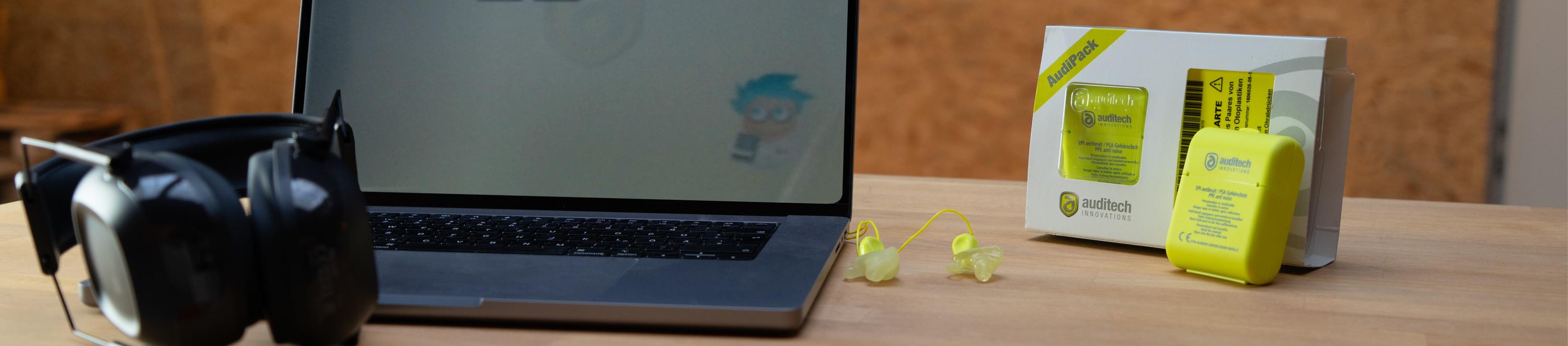 An einem Gehörschutz wird eine Funktionsprüfung durchgeführt.