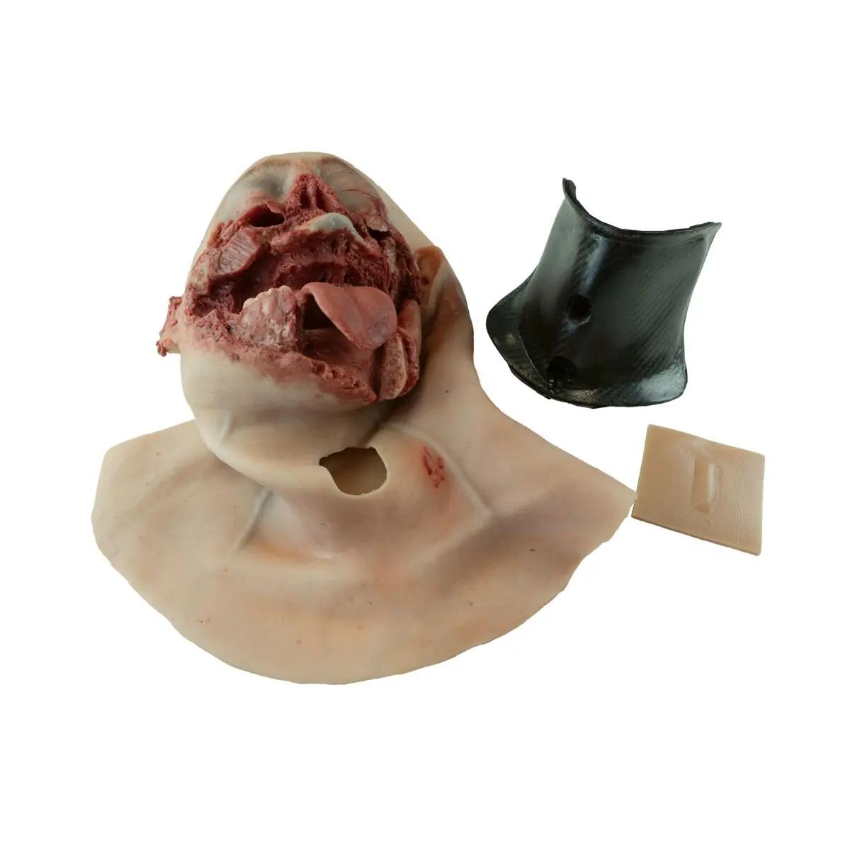 Battlefield Partners tragbarer Blast CRIC Trainer als porzellanartige Figur mit offenem Mund, detailliertem Verletzungsmuster und separatem schwarzen Halsstück.