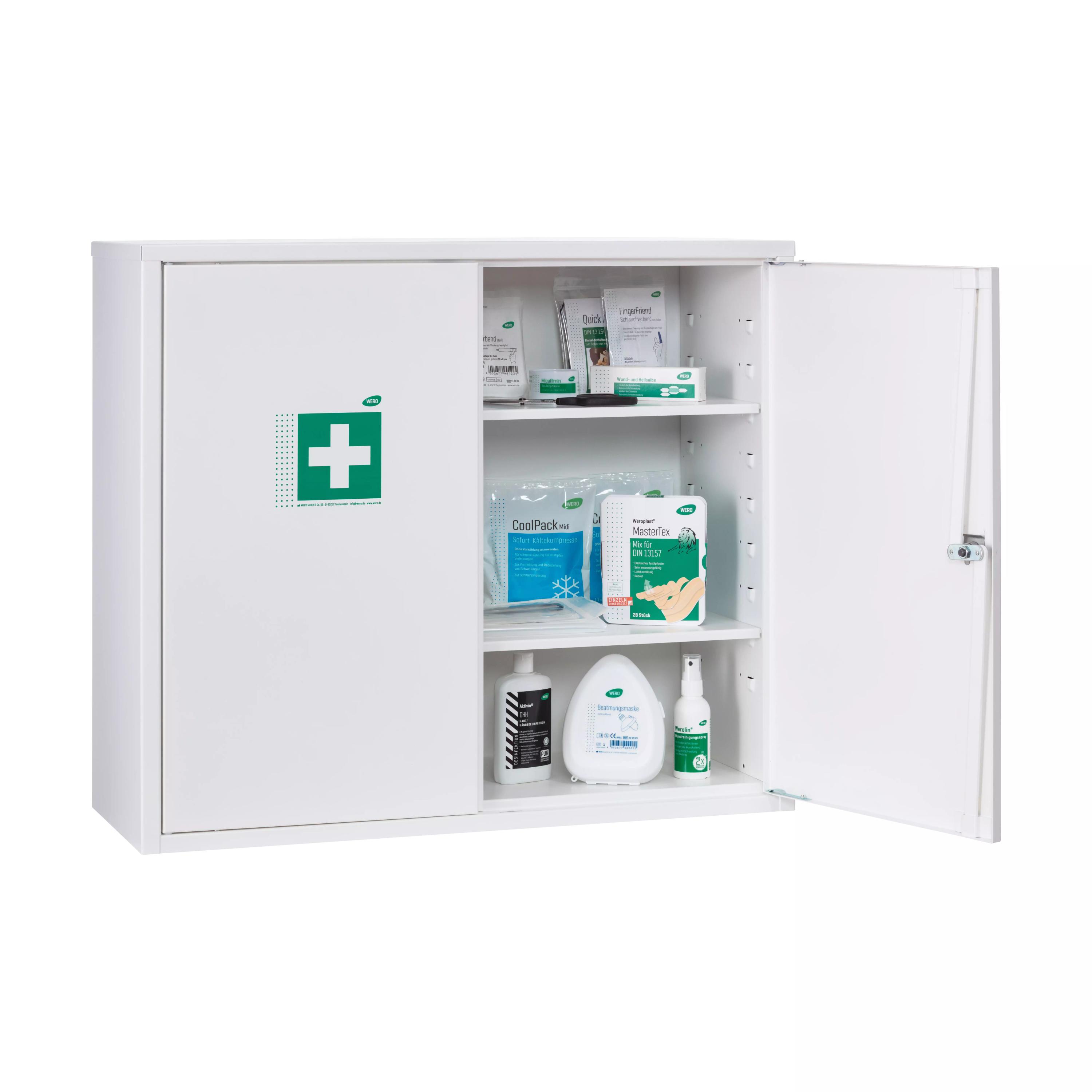 Der WERO Verbandschrank DuoDoor XL 500, leer, mit zwei verstellbaren, extra tiefen Zwischenböden, zeigt offen geordnete Fächer für Verbandsmaterial.