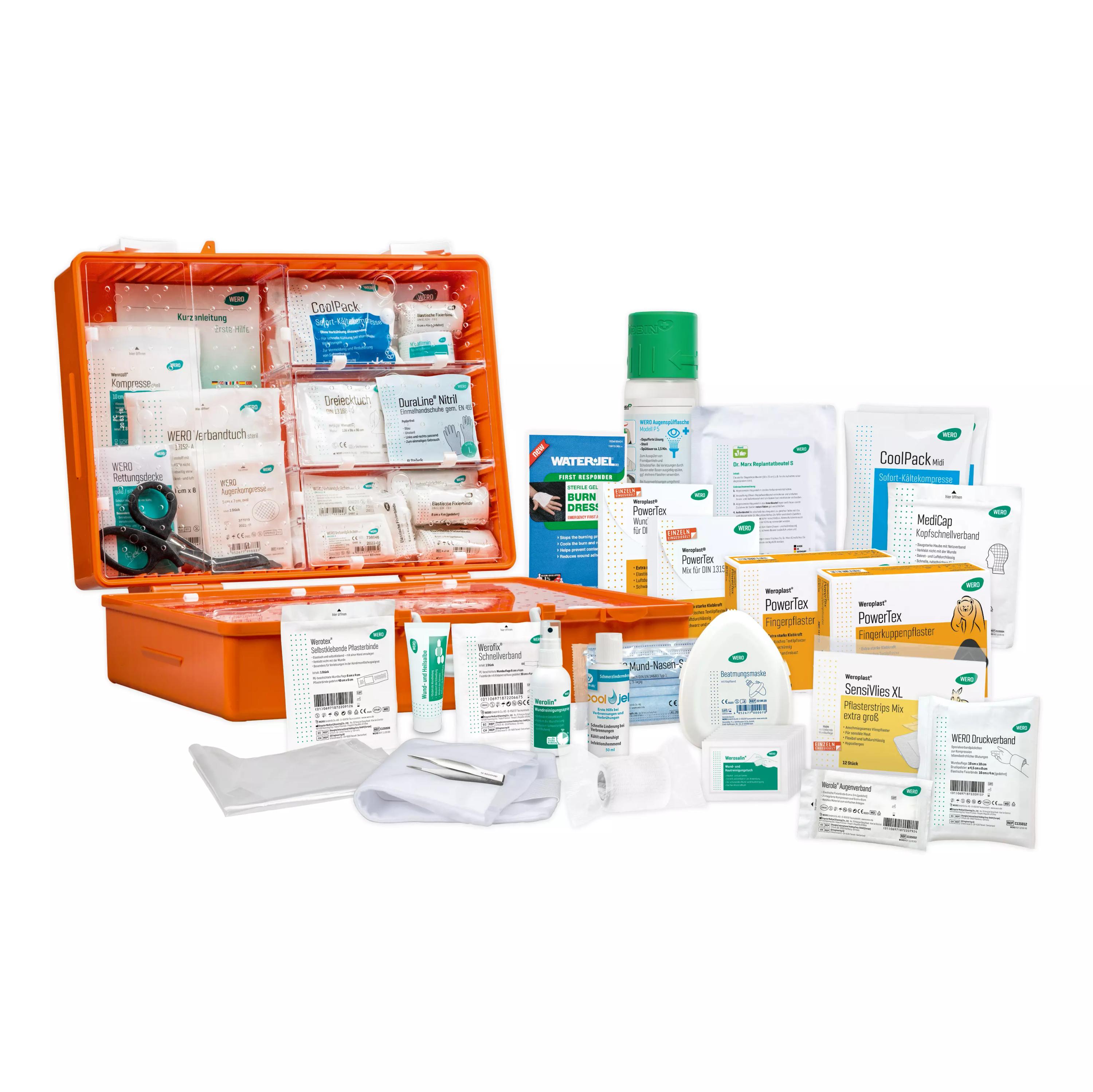 Ein geöffneter Werotop® 450 Erste Hilfe Koffer Holzverarbeitung DIN 13157 zeigt übersichtlich angeordnete DIN 13157-Füllung, Wundreinigungsspray und CoolPack.