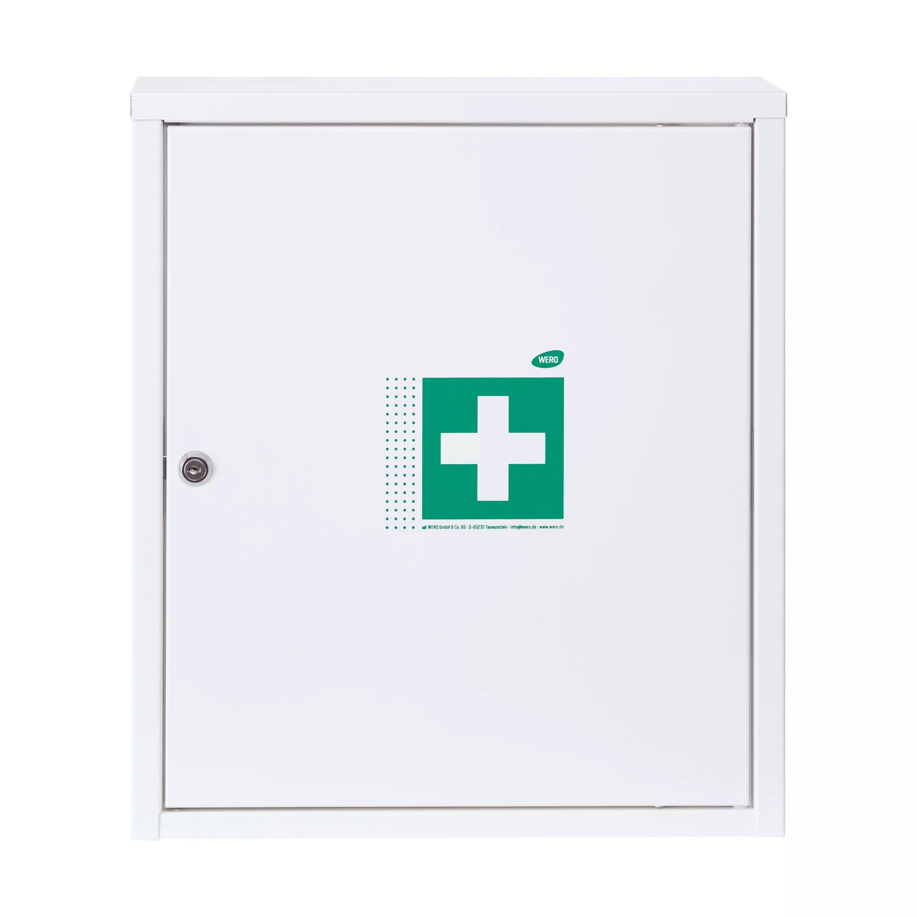 Ein weißer WERO Verbandschrank Midi Xtra 222 mit silbernem Griff und grünem Kreuz, zeigt drei verstellbare Zwischenböden und eine Schublade.