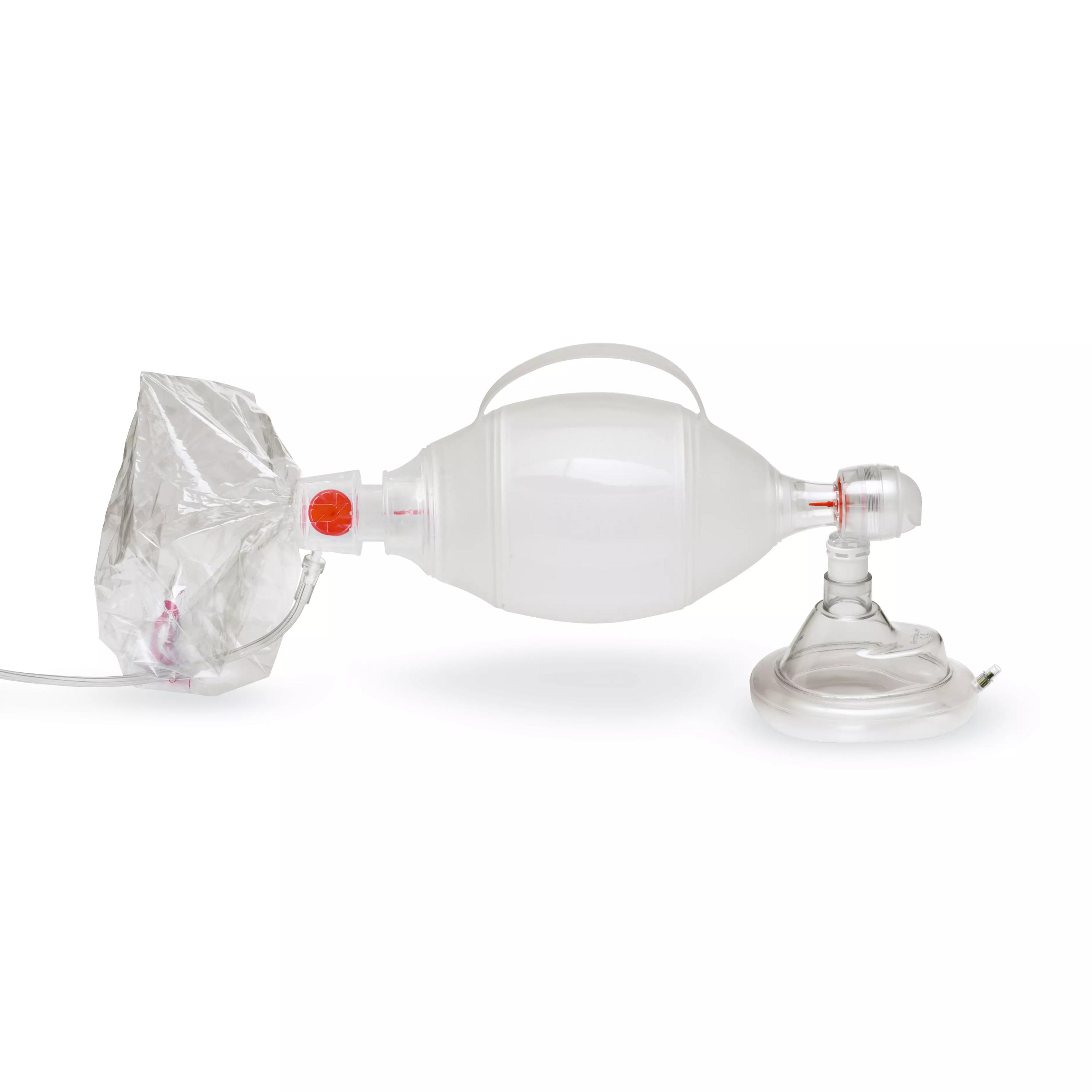 Ein Ambu® SPUR® II Einmal-Beatmungsbeutel für Erwachsene mit SafeGrip™-Oberfläche, Gesichtmaske sowie angesetztem Sauerstoffreservoir und Zuleitungsschlauch.