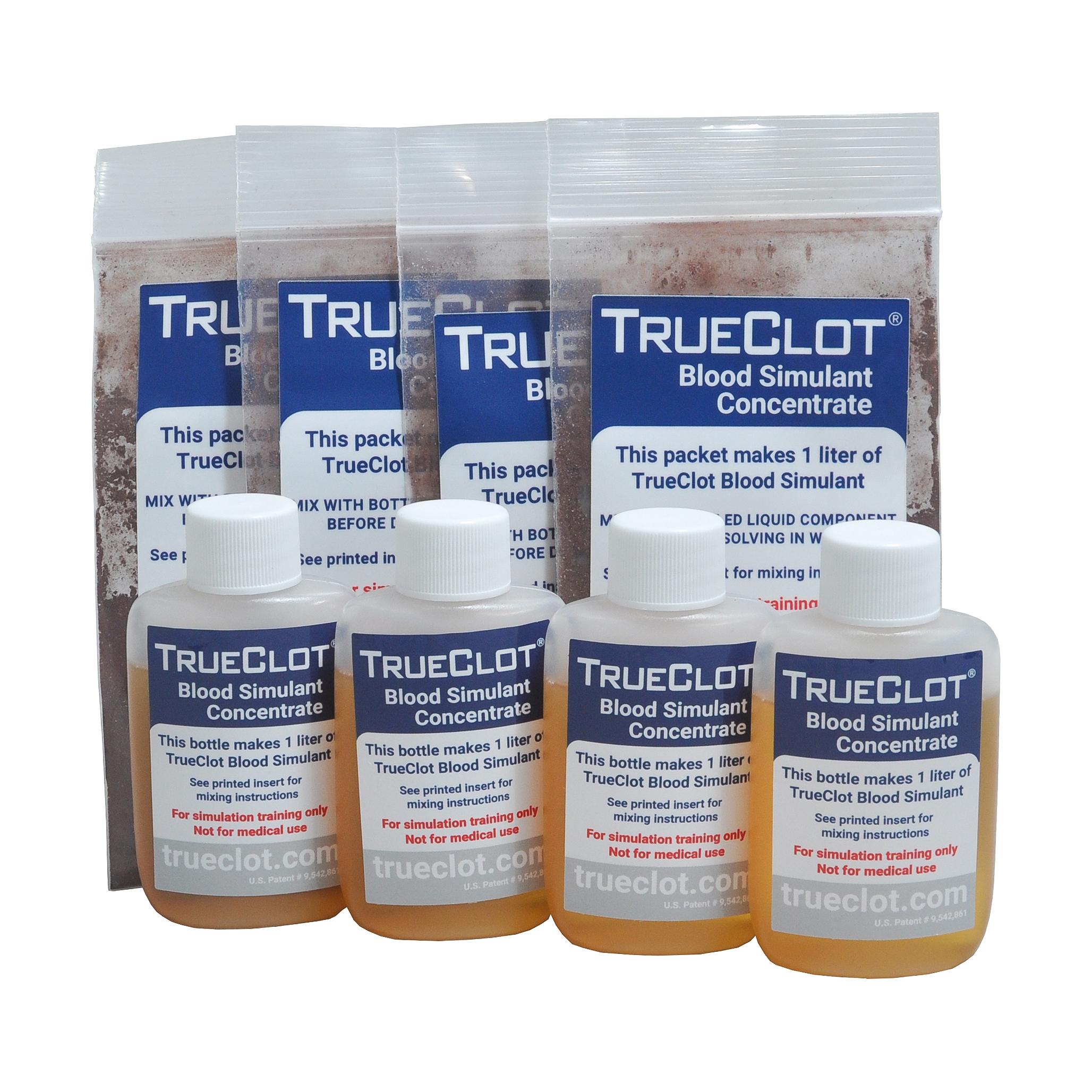 Fünf Flaschen TrueClot® Simulationsblutkonzentrat mit hellbrauner Flüssigkeit, vorderste leicht vorgezogen, blaue Etiketten deutlich sichtbar.