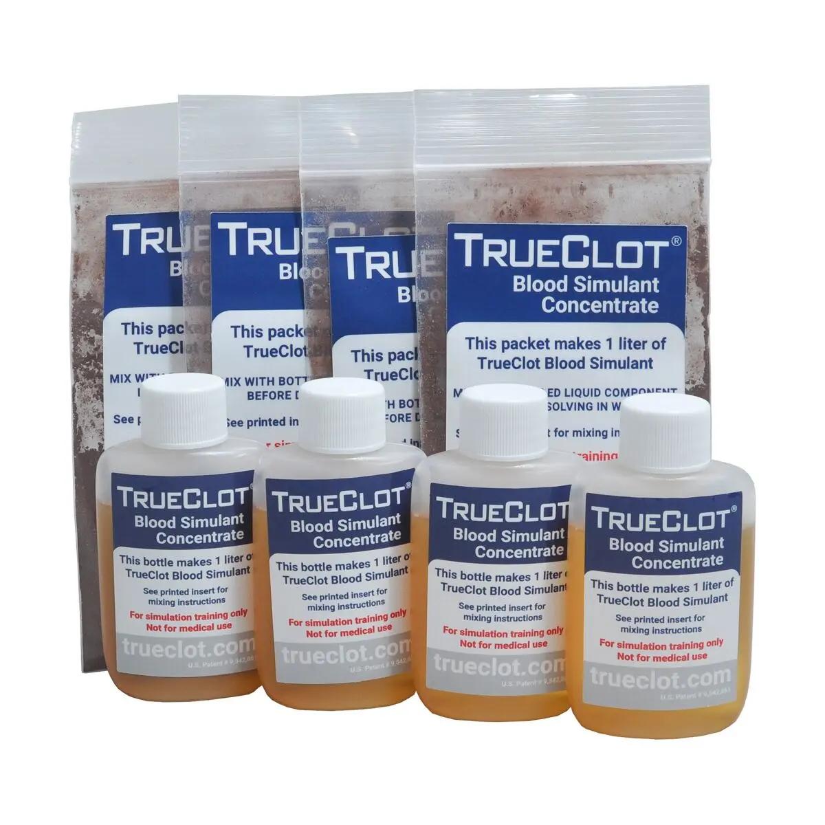 Fünf Flaschen TrueClot® Simulationsblutkonzentrat mit hellbrauner Flüssigkeit, vorderste leicht vorgezogen, blaue Etiketten deutlich sichtbar.