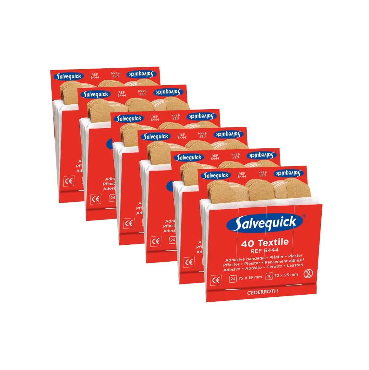 Sechs rote Salvequick® Pflasterstrips, elastisch, Refill 6444 Boxen mit 40 hautfarbenen Pflastern pro Schachtel sind ordentlich gestapelt.