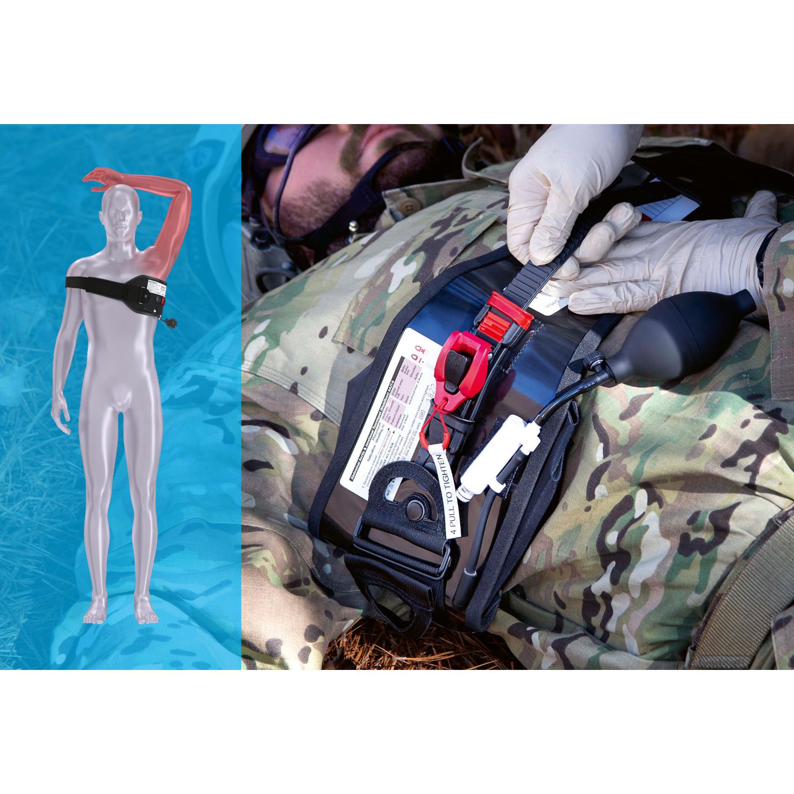 Eine Person in Tarnkleidung hält das Abdominal Aortic & Junctional Tourniquet-Stabilized (AAJT-S) mit sichtbar befestigten Zubehörteilen vor einem anatomischen Torso-Modell.
