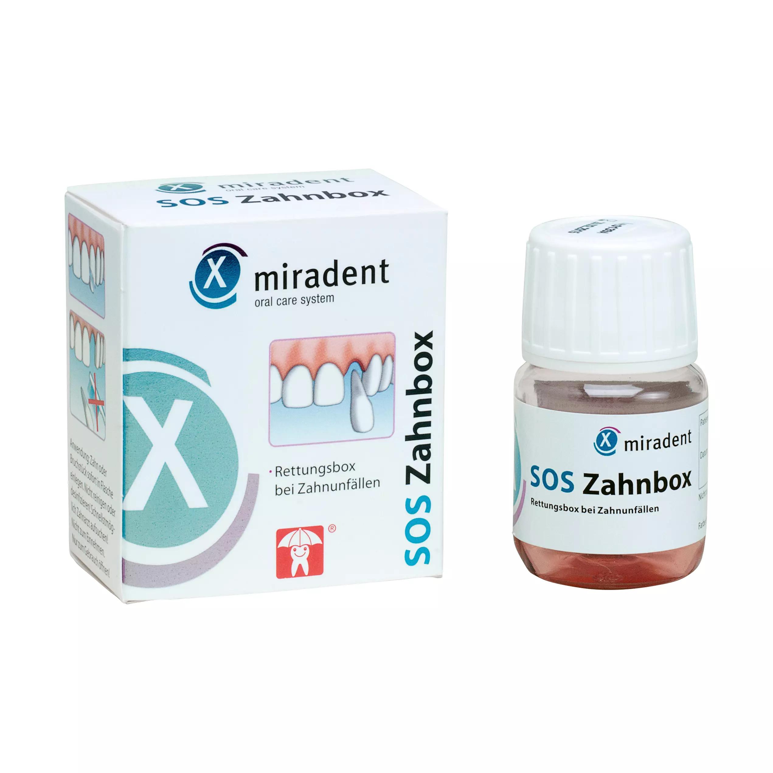 Eine SOS Zahnbox von Miradent mit gebrauchsfertiger Nährlösung und auffälligem Zahn-Symbol, daneben die entsprechende Produktverpackung.