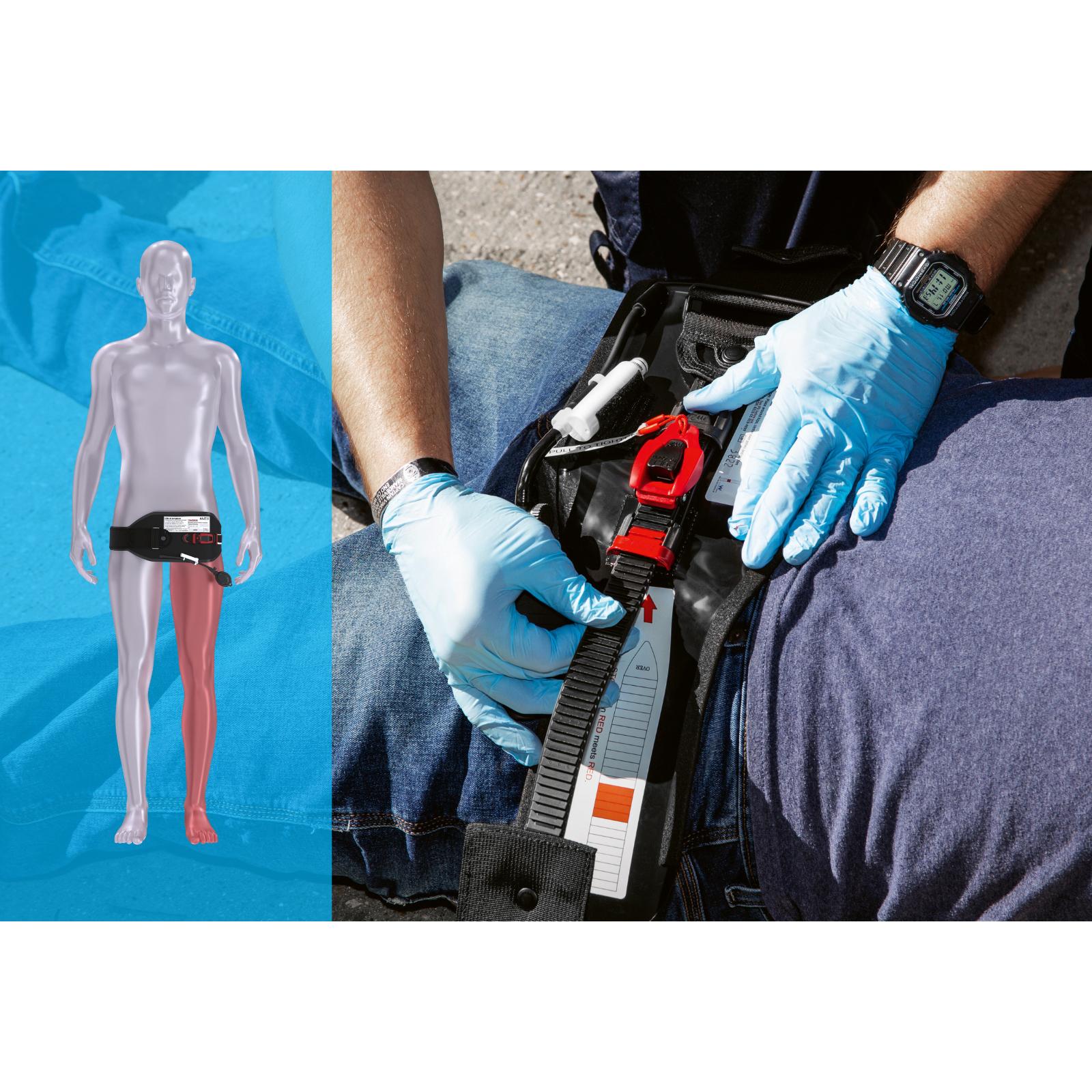 Eine transparente Torso-Darstellung trägt das Abdominal Aortic & Junctional Tourniquet-Stabilized (AAJT-S), daneben ein geöffnetes Kit mit weißen Verbandsmaterialien.