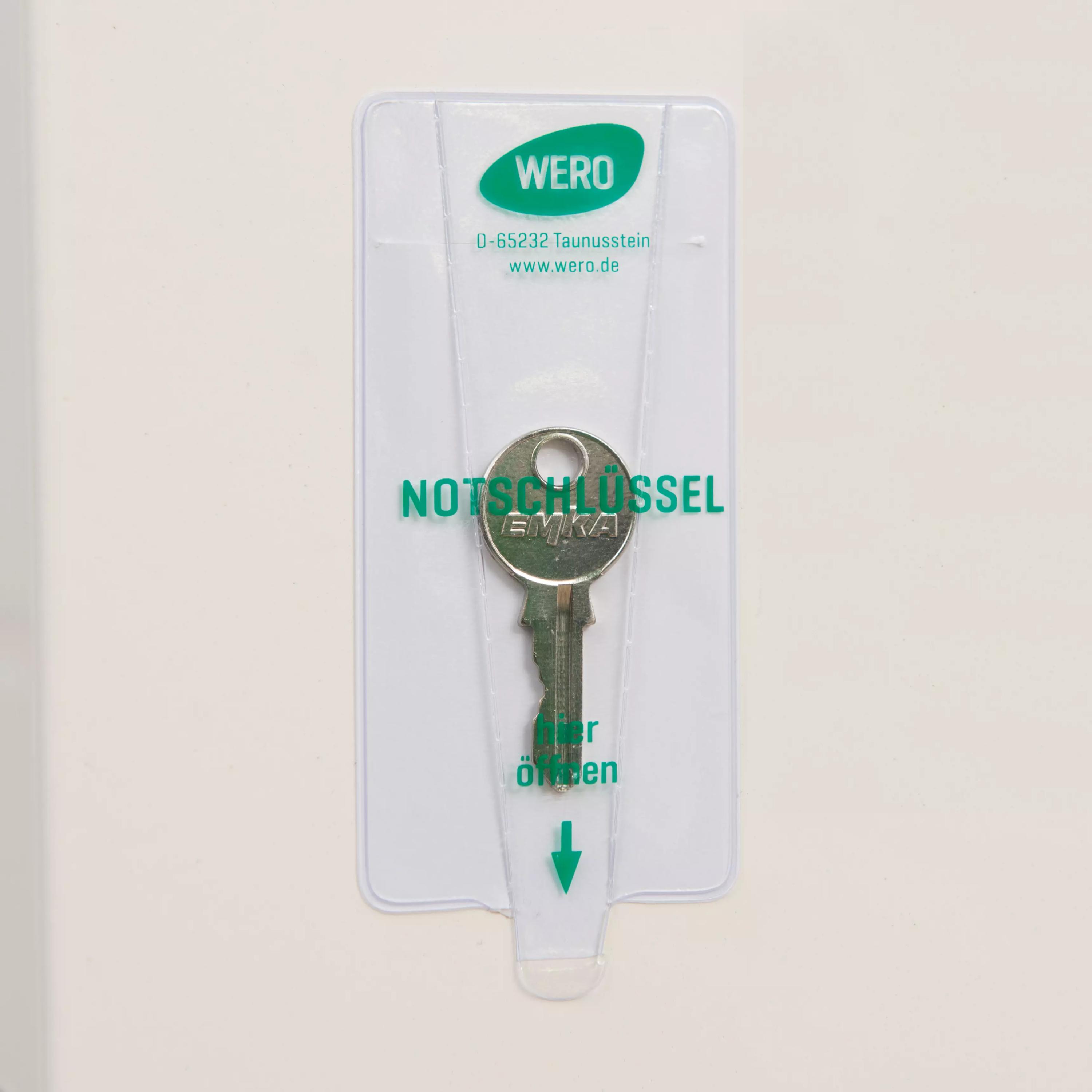 Tasche für Notschlüssel mit selbstklebender Rückseite und Aufreißlasche, transparent, enthält einen silbernen Schlüssel.